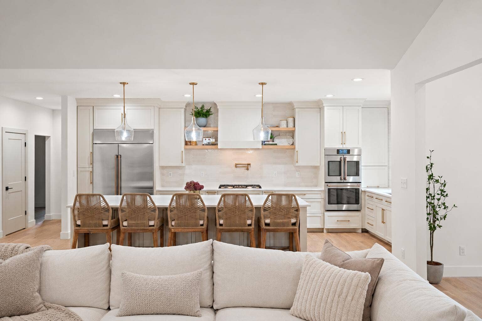155 W 350, Valparaiso, IN 46385 Ivory sectional in an elegant warm kitch