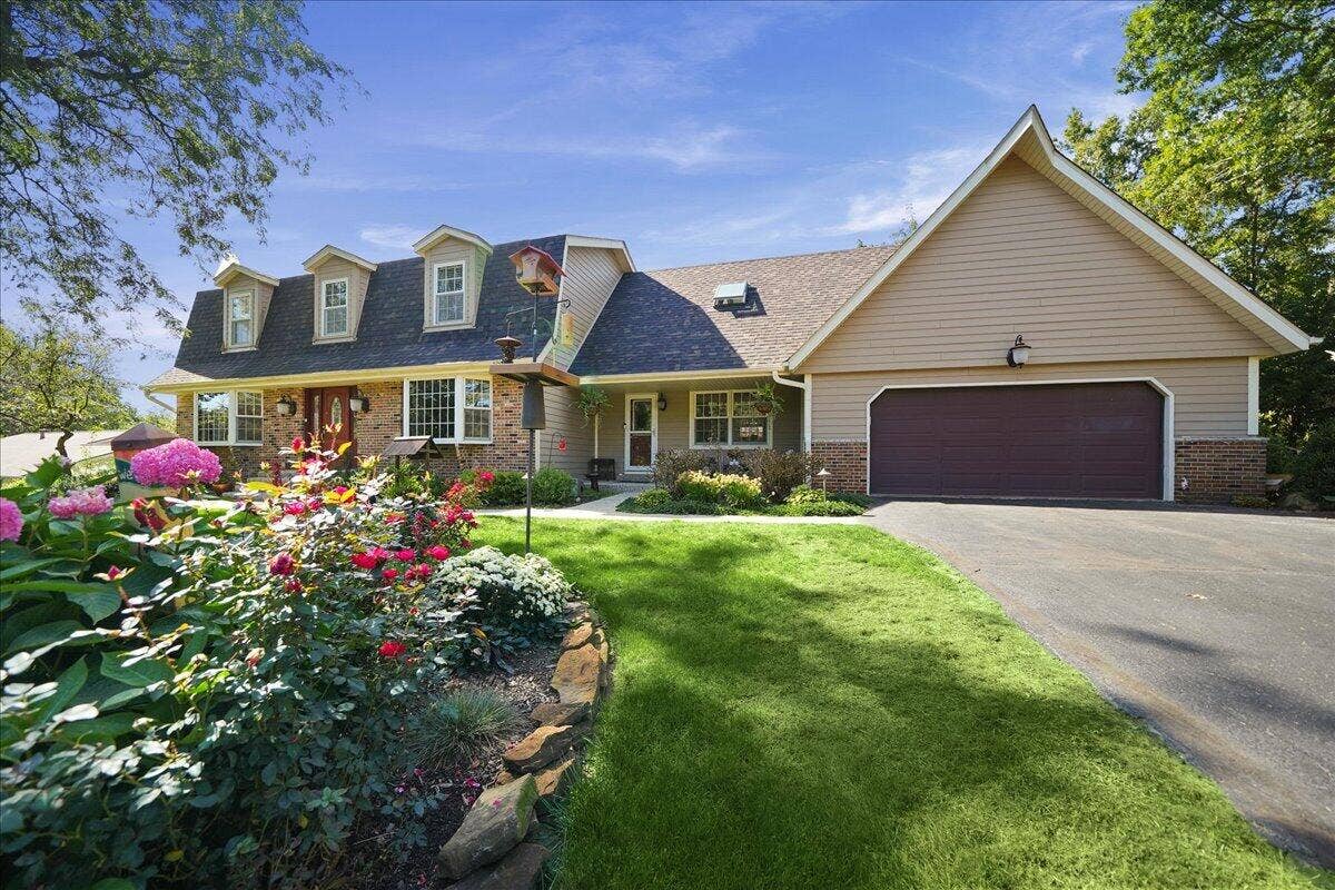 628 Hazelwood Path, Valparaiso, IN 46385 06-HW-30