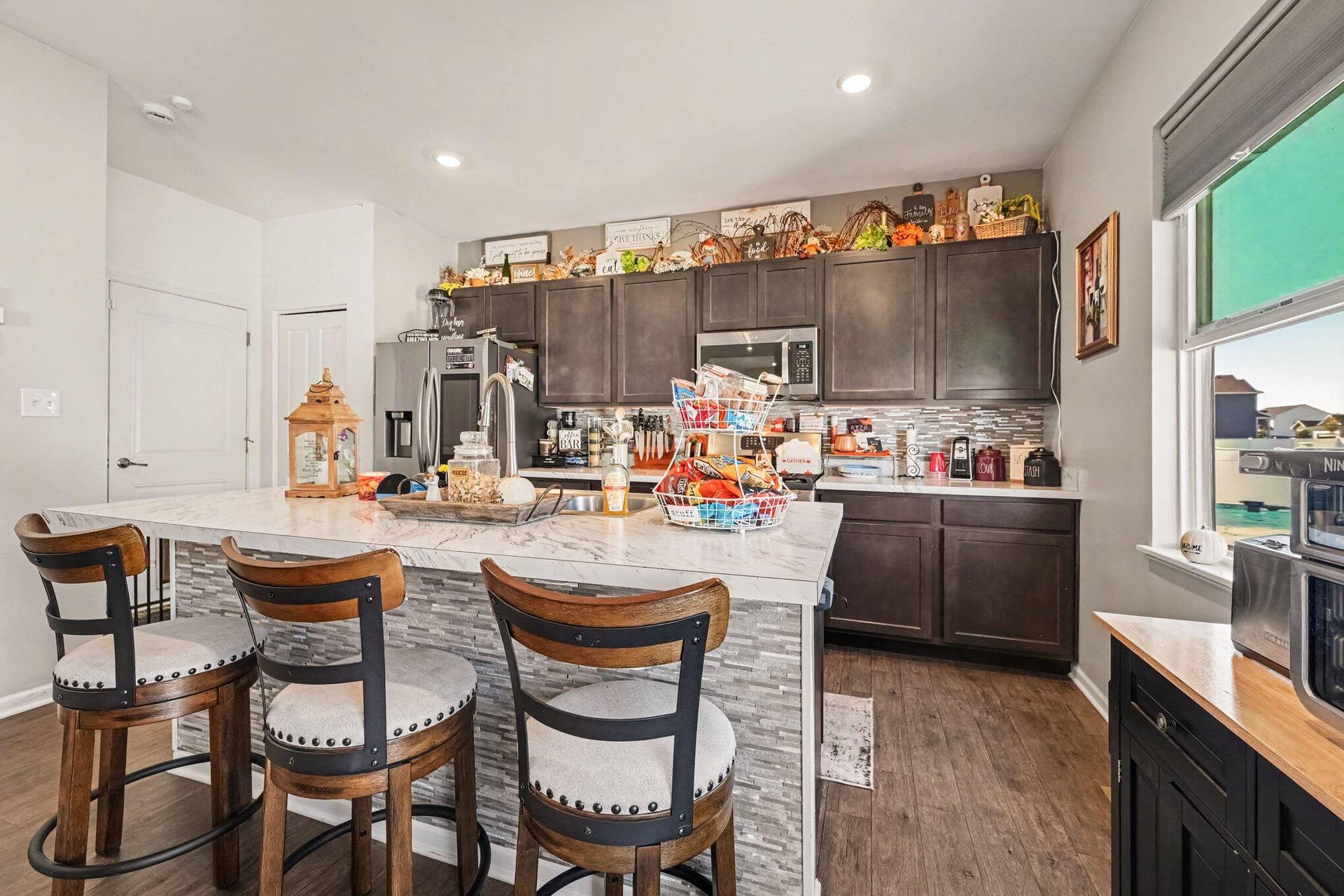 KITCHEN W/ISLAND