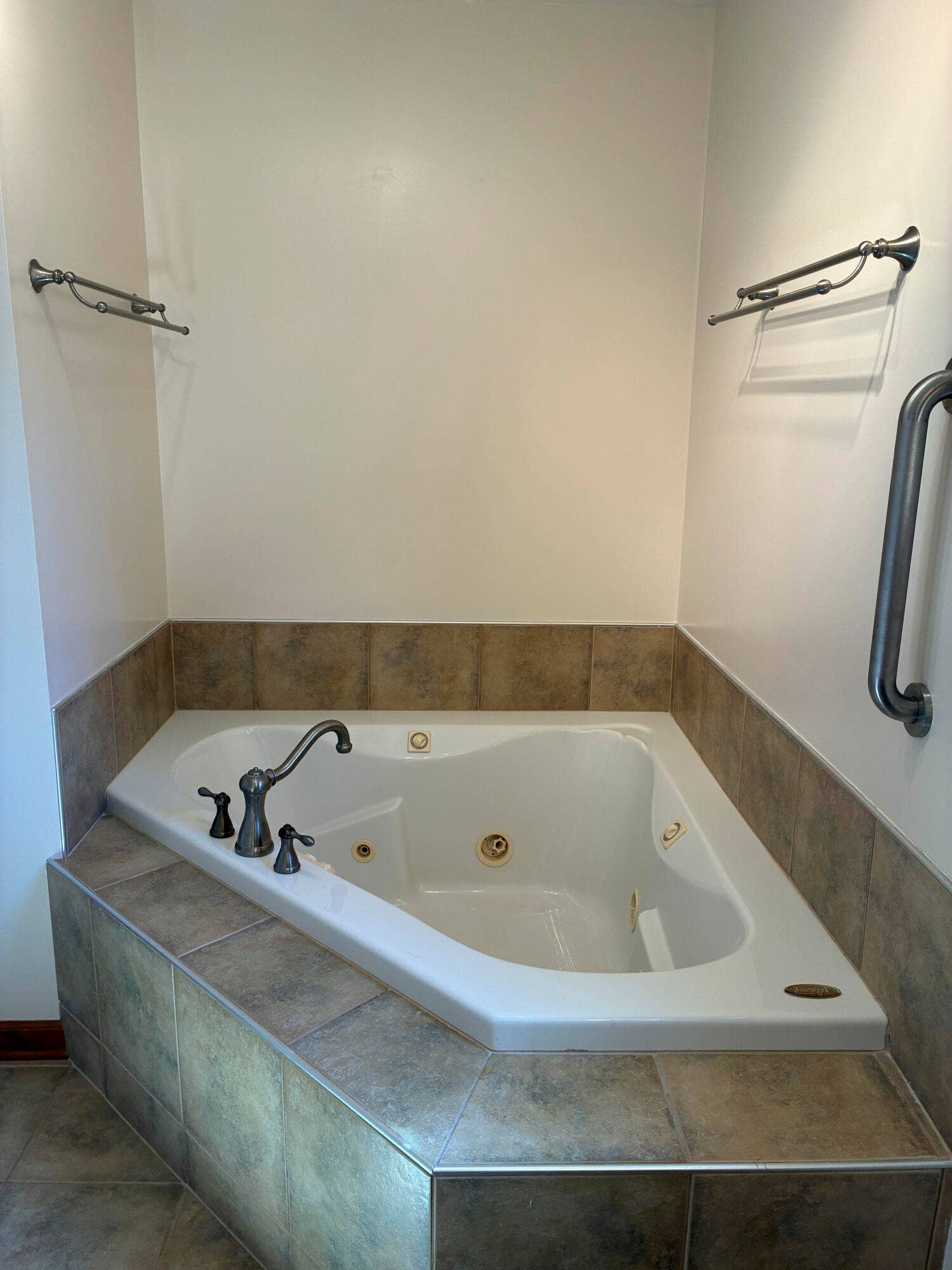 Primary bath Jacuzzi tub