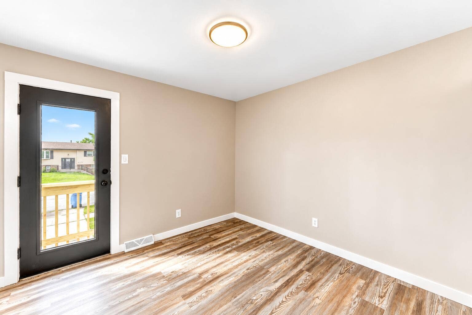 952 Hanover Lane, Dyer, IN 46311 Bright Minimalist Entryway with Exterior