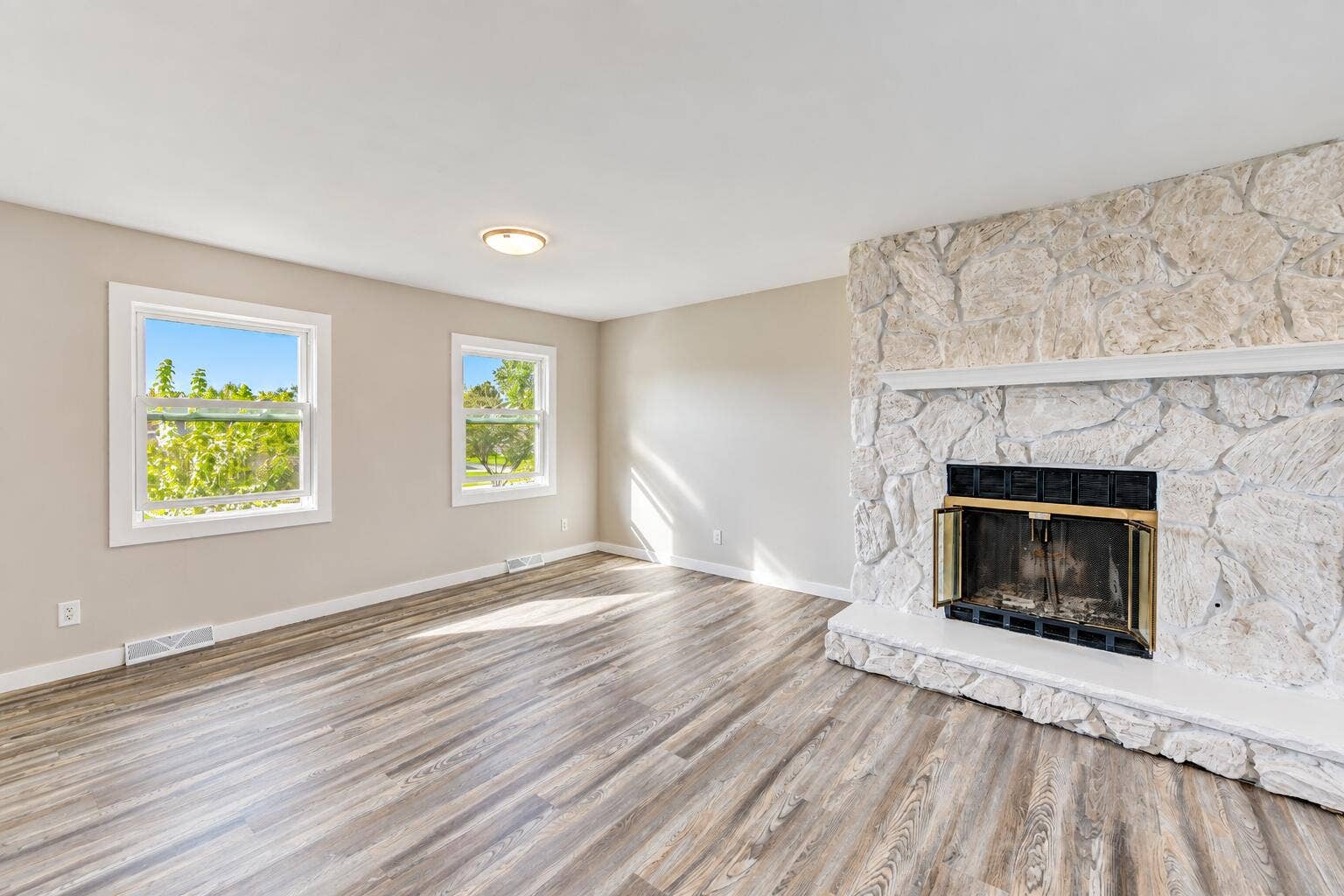 952 Hanover Lane, Dyer, IN 46311 Bright Neutral Living Room with Stone Fi