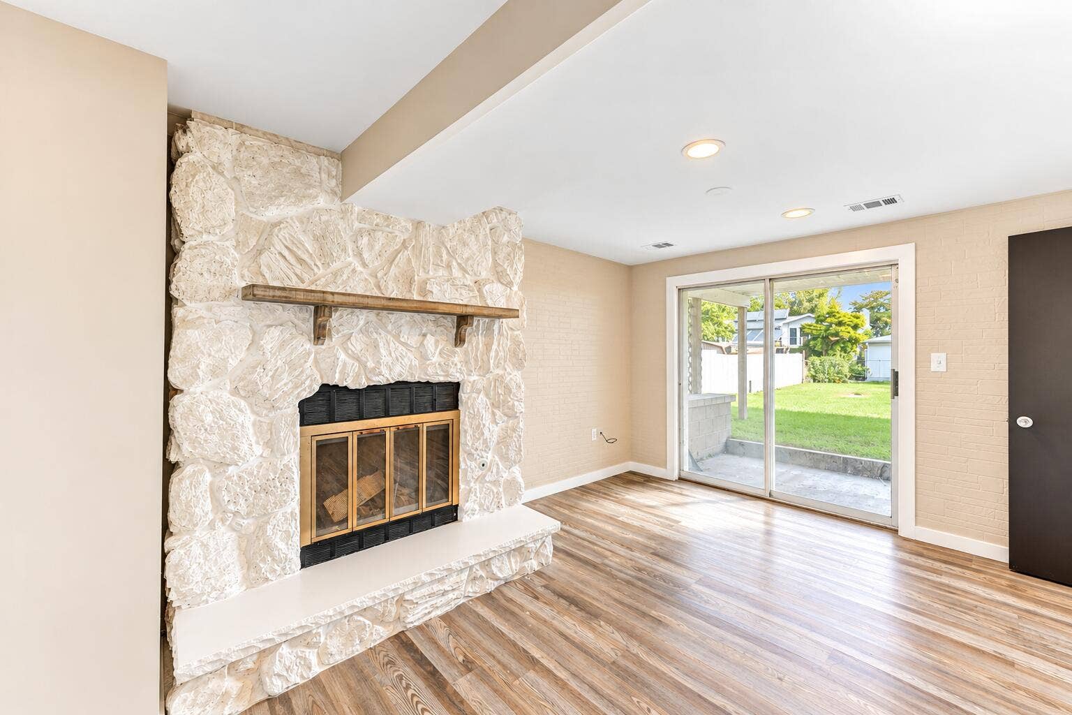 952 Hanover Lane, Dyer, IN 46311 Bright Remodeled Living Room with Stone