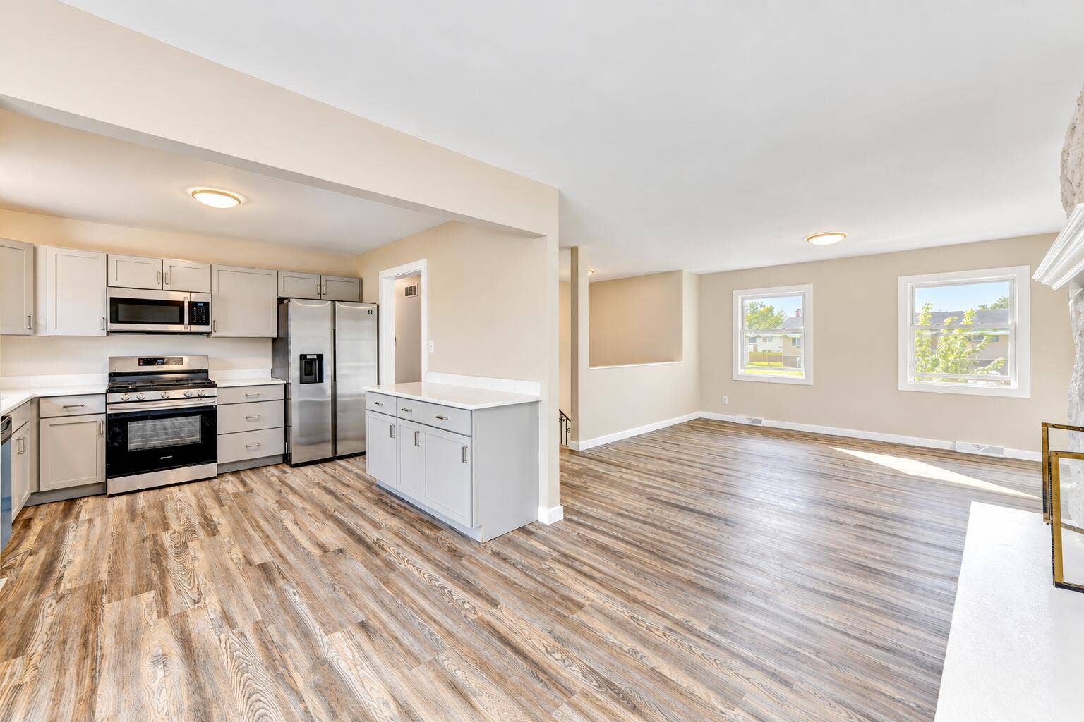 952 Hanover Lane, Dyer, IN 46311 Bright Open-Concept Kitchen and Living A