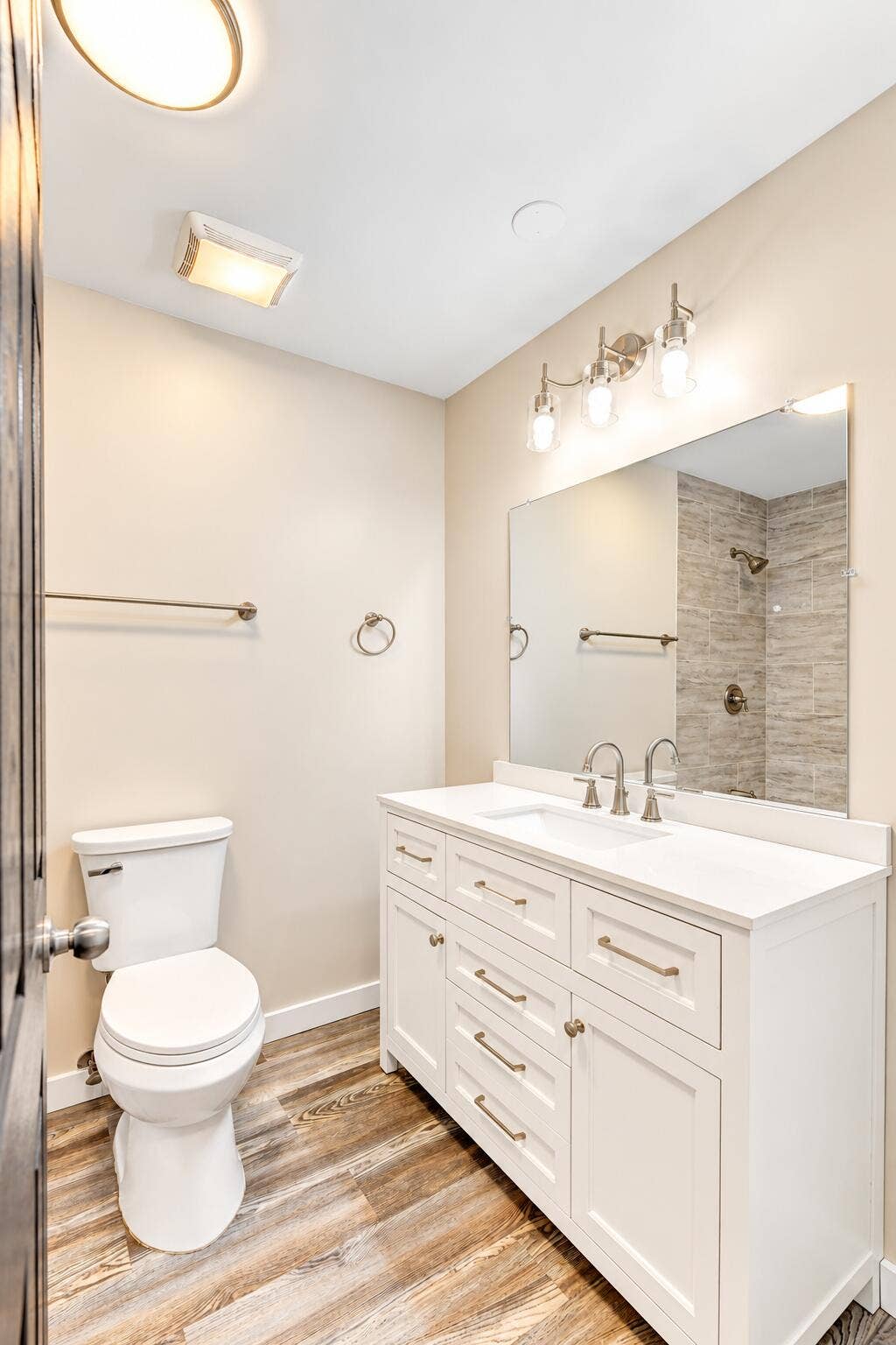 952 Hanover Lane, Dyer, IN 46311 Bright Modern Bathroom Interior
