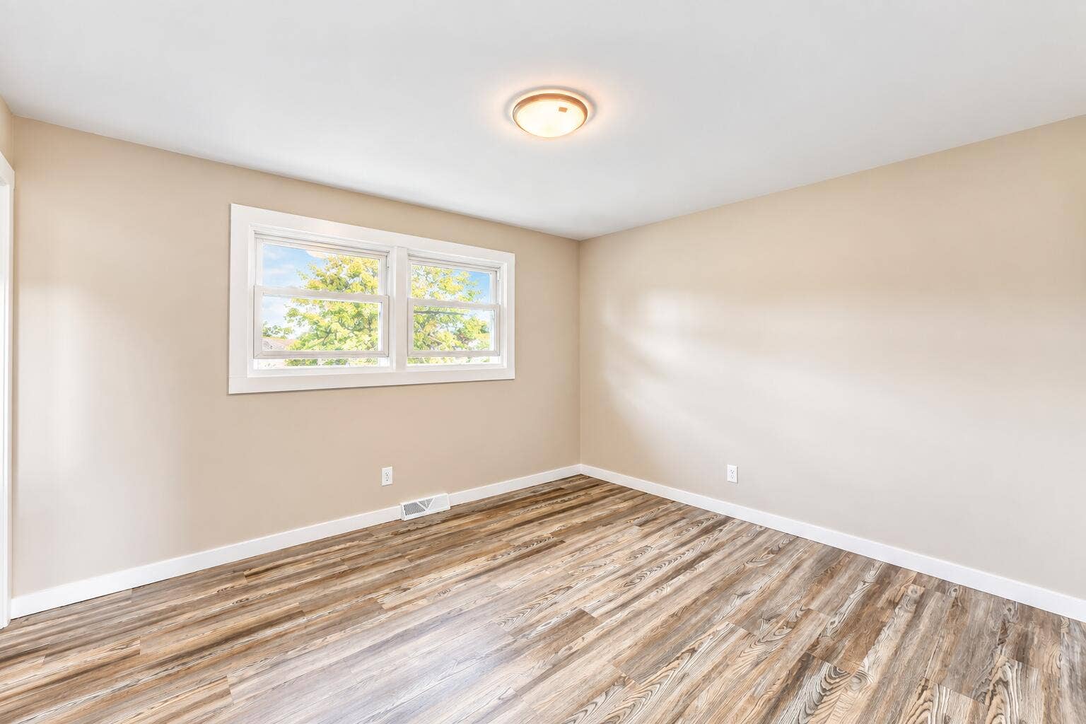 952 Hanover Lane, Dyer, IN 46311 Bright Empty Bedroom with Wood-Look Floo