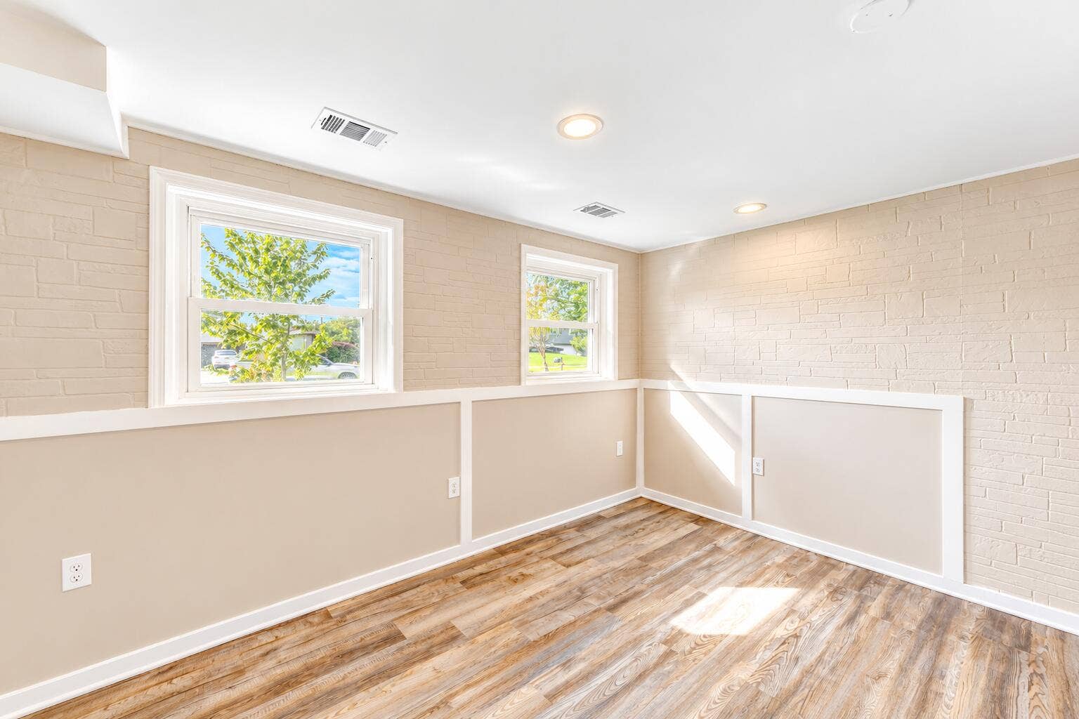 952 Hanover Lane, Dyer, IN 46311 Bright Renovated Beige Room with Windows