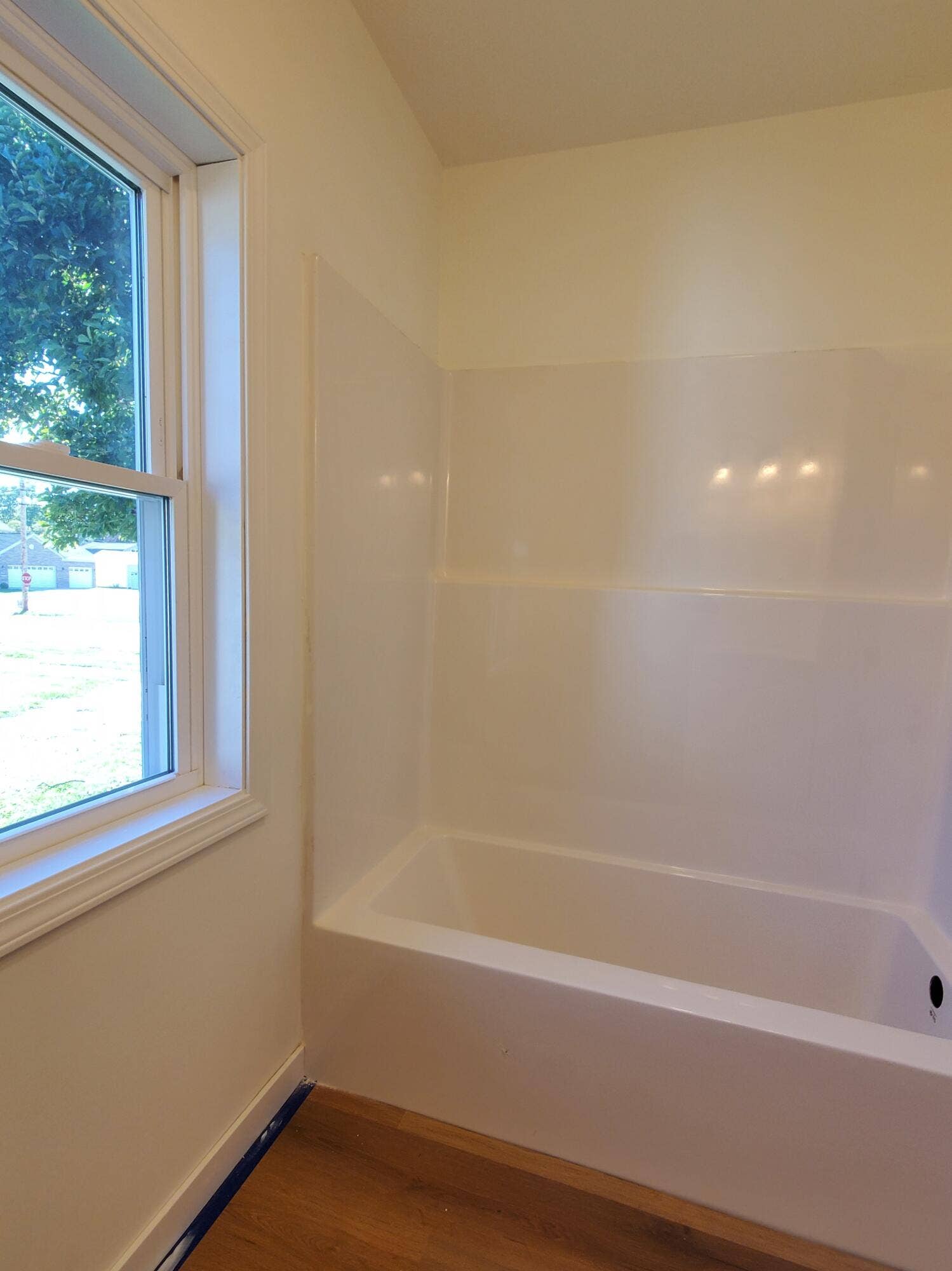 Main Floor Bathroom - Tub