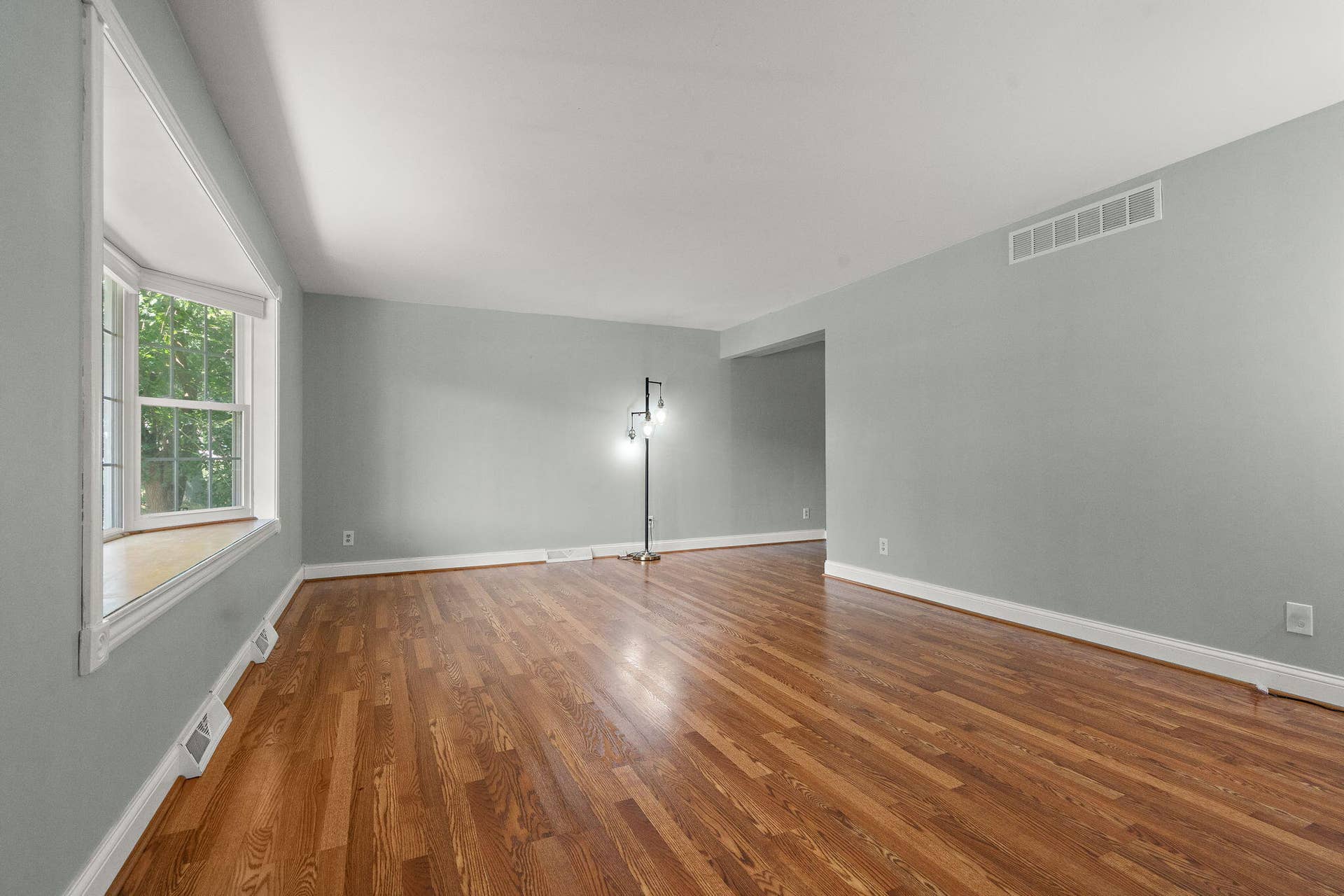 5-web-or-mls-Living Room