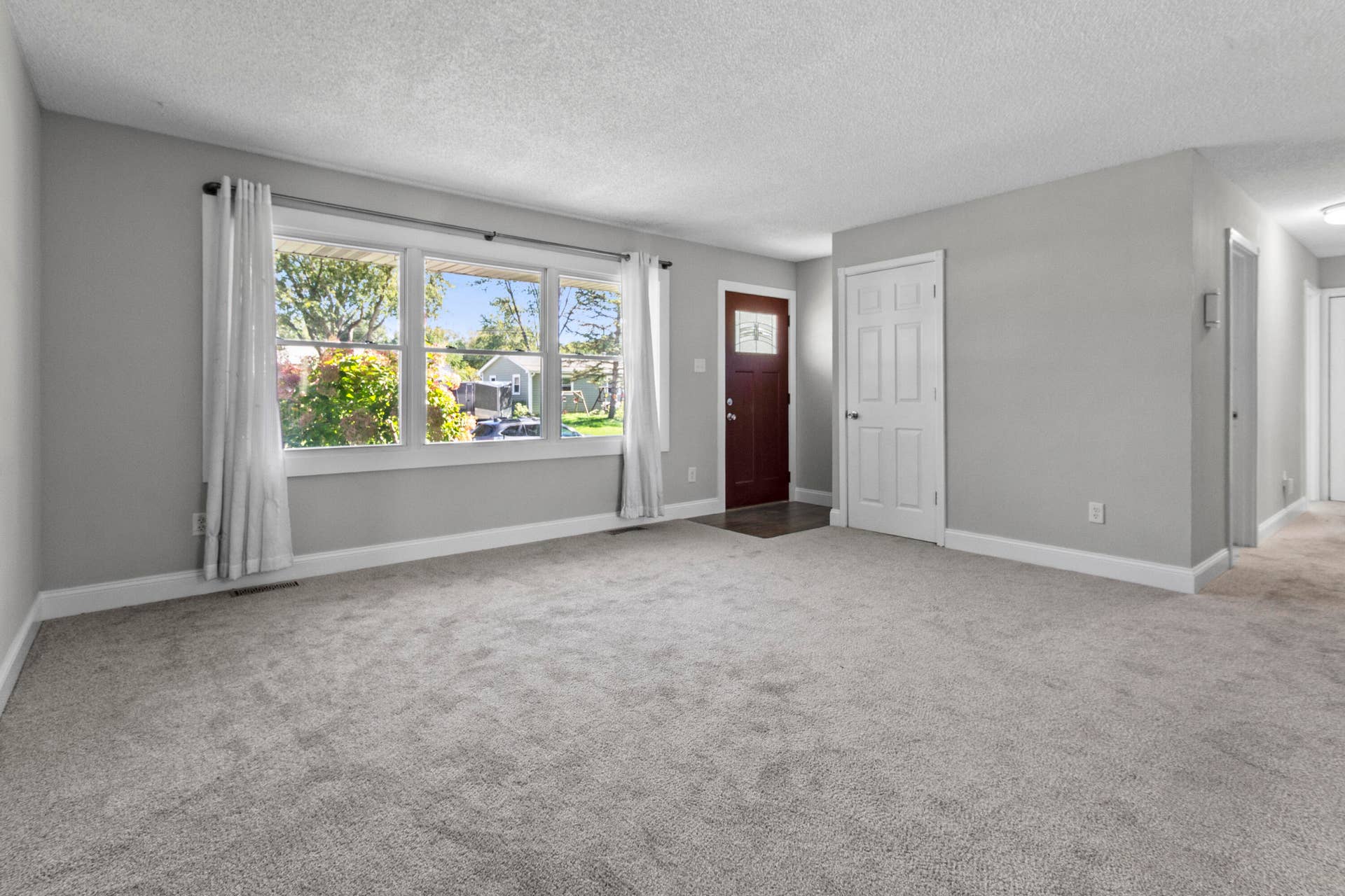 760 Acadia Road, Valparaiso, IN 46385 living room