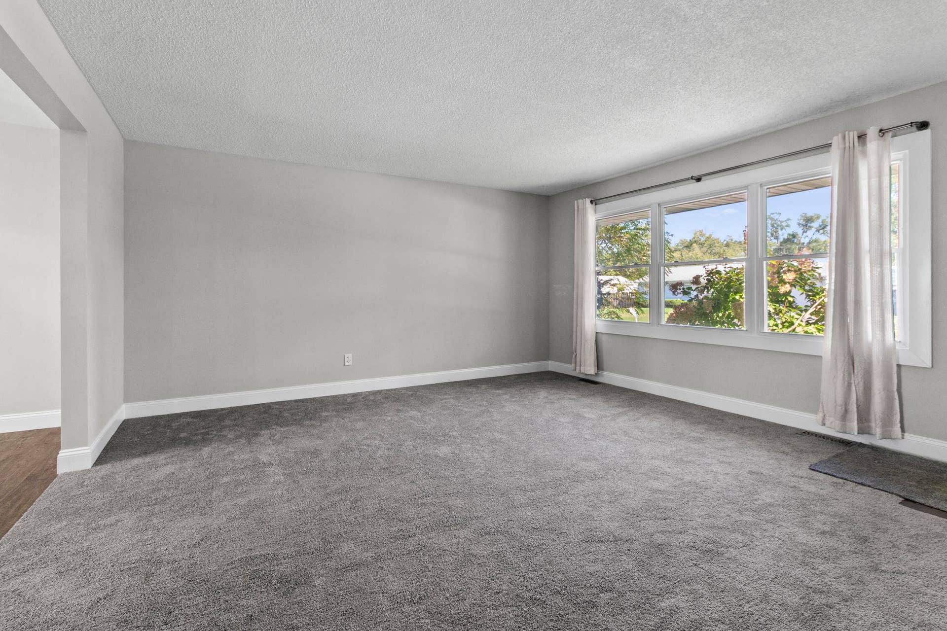 760 Acadia Road, Valparaiso, IN 46385 living room