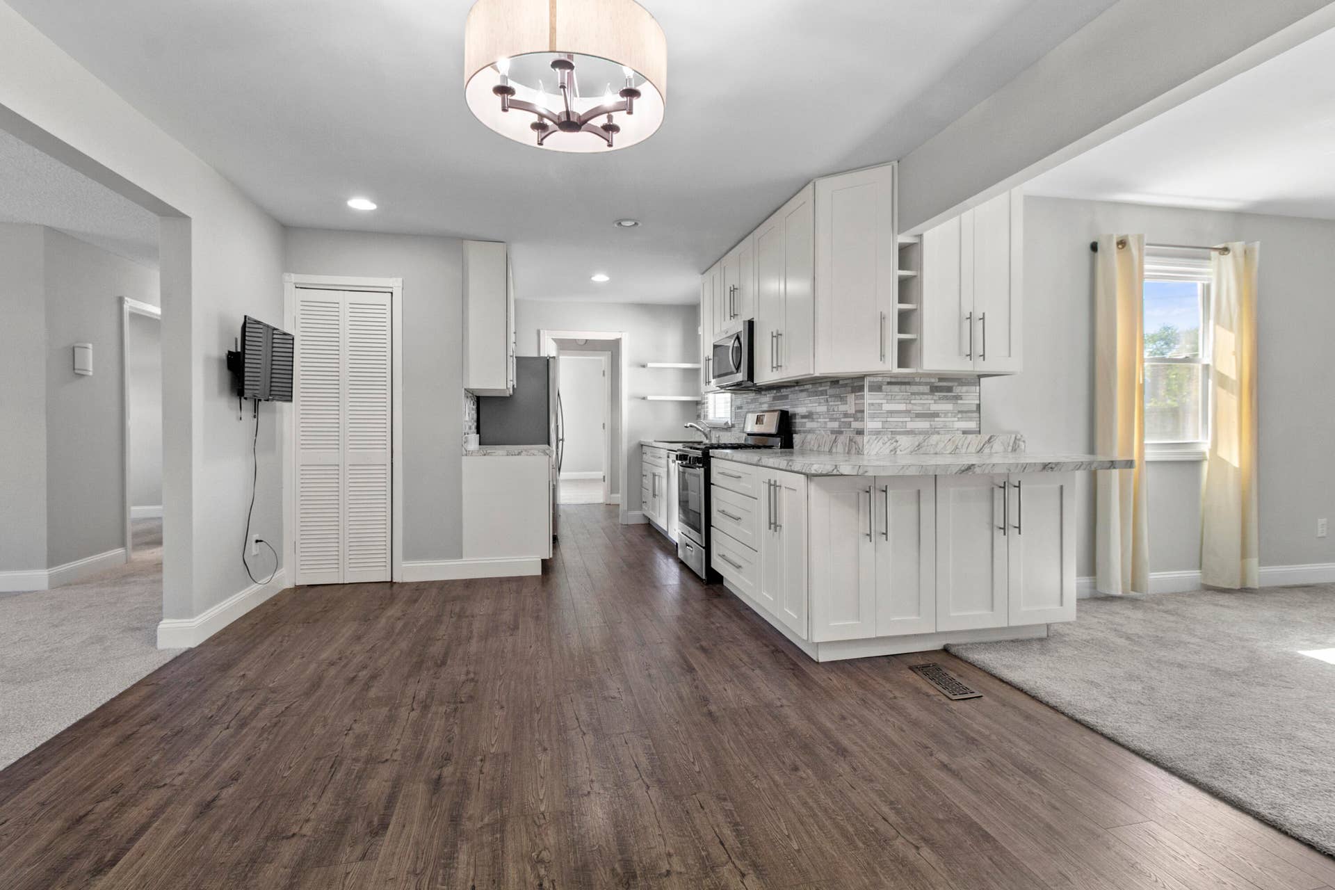 760 Acadia Road, Valparaiso, IN 46385 dining room/kitchen
