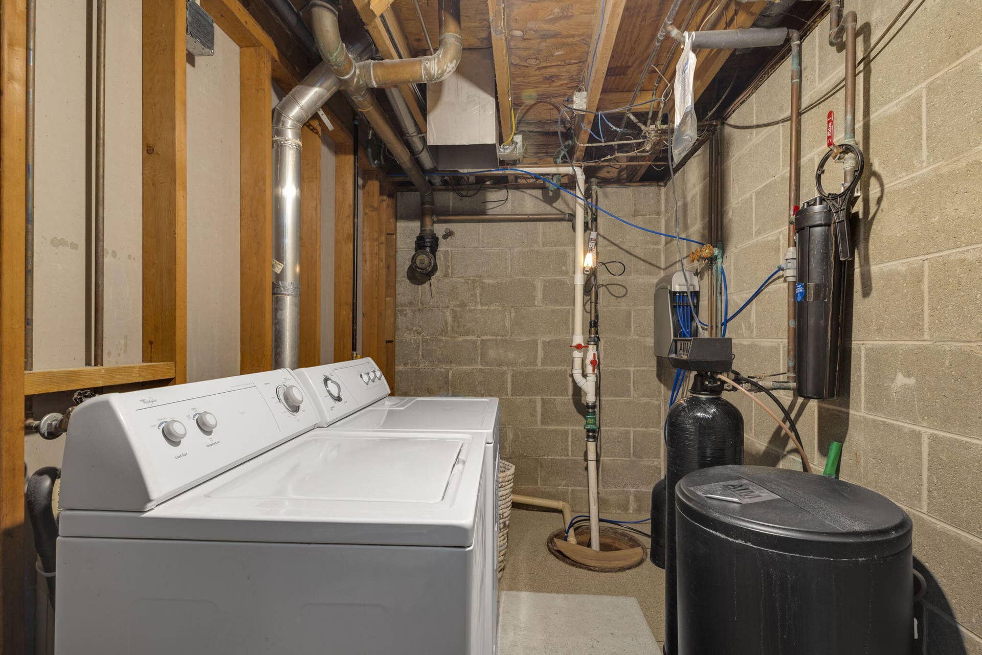 412 S 250, La Porte, IN 46350 Laundry Room