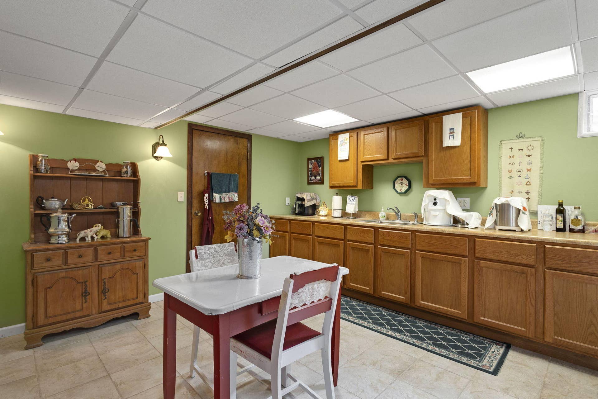 412 S 250, La Porte, IN 46350 Basement Kitchenette Area