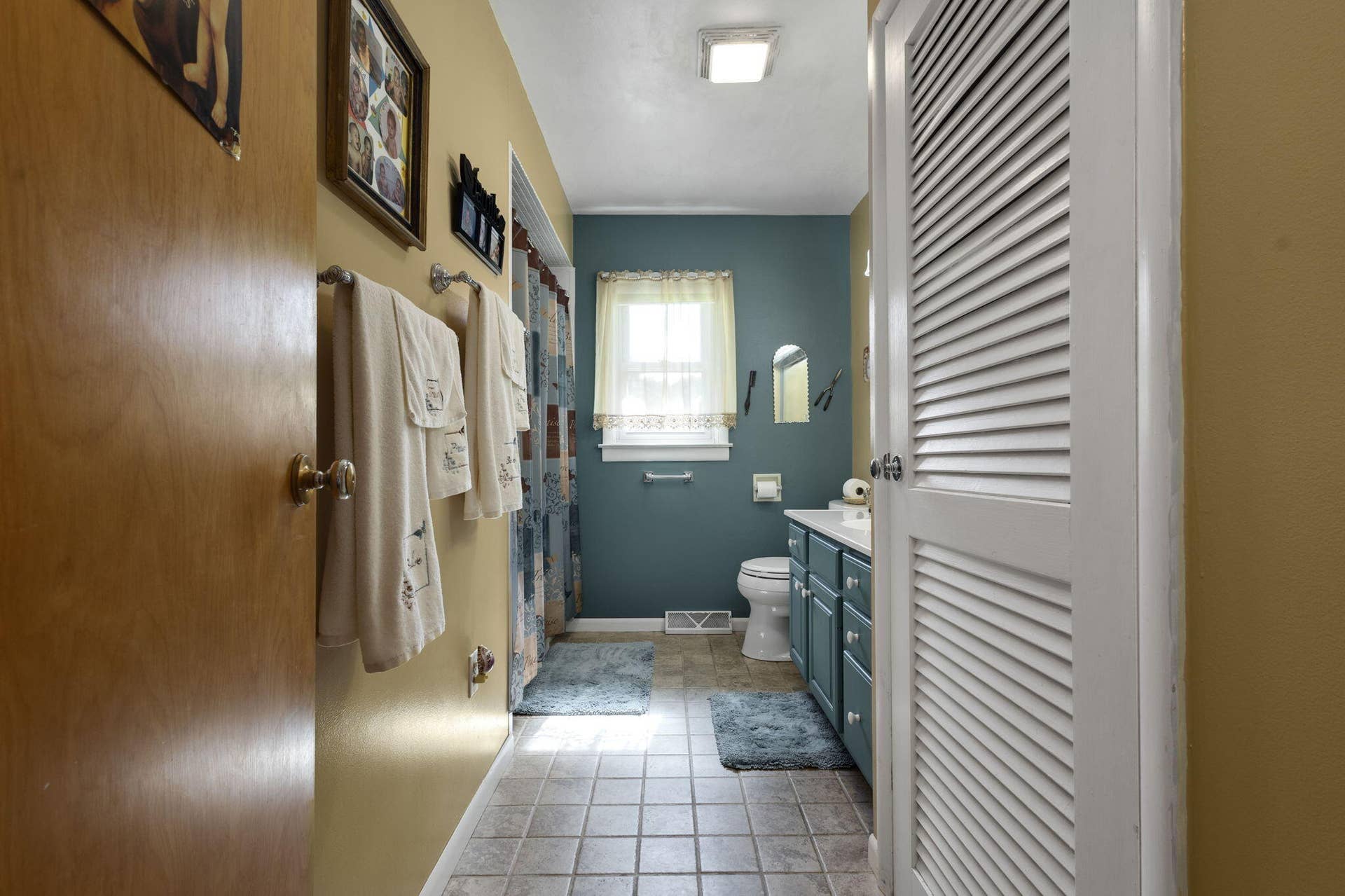 412 S 250, La Porte, IN 46350 Full Bathroom Detail