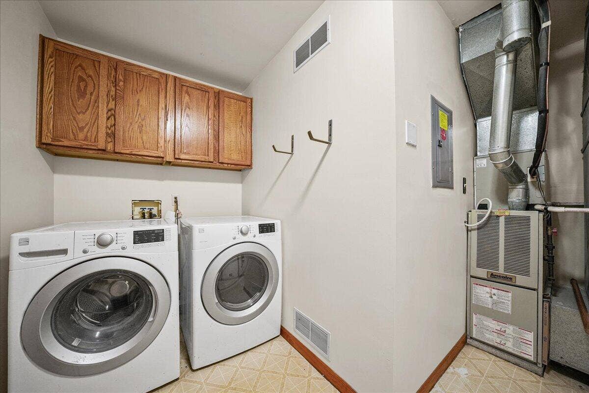 8514 Kleinman Road, Highland, IN 46322 Laundry room Kleinman