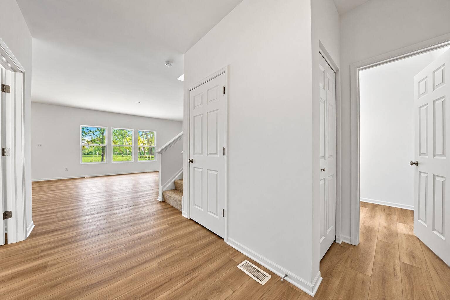 22 Levanno Drive, Crown Point, IN 46307 Bright Modern Entryway and Living Area