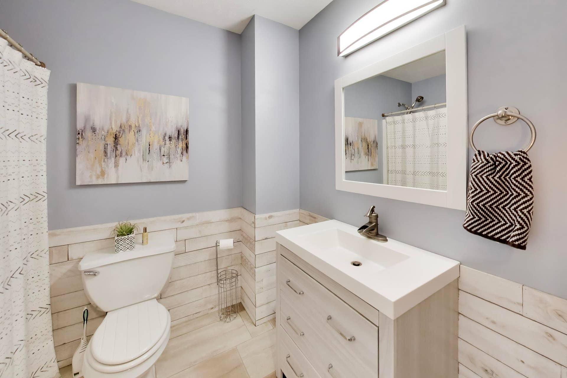 Upper Level Full Bathroom