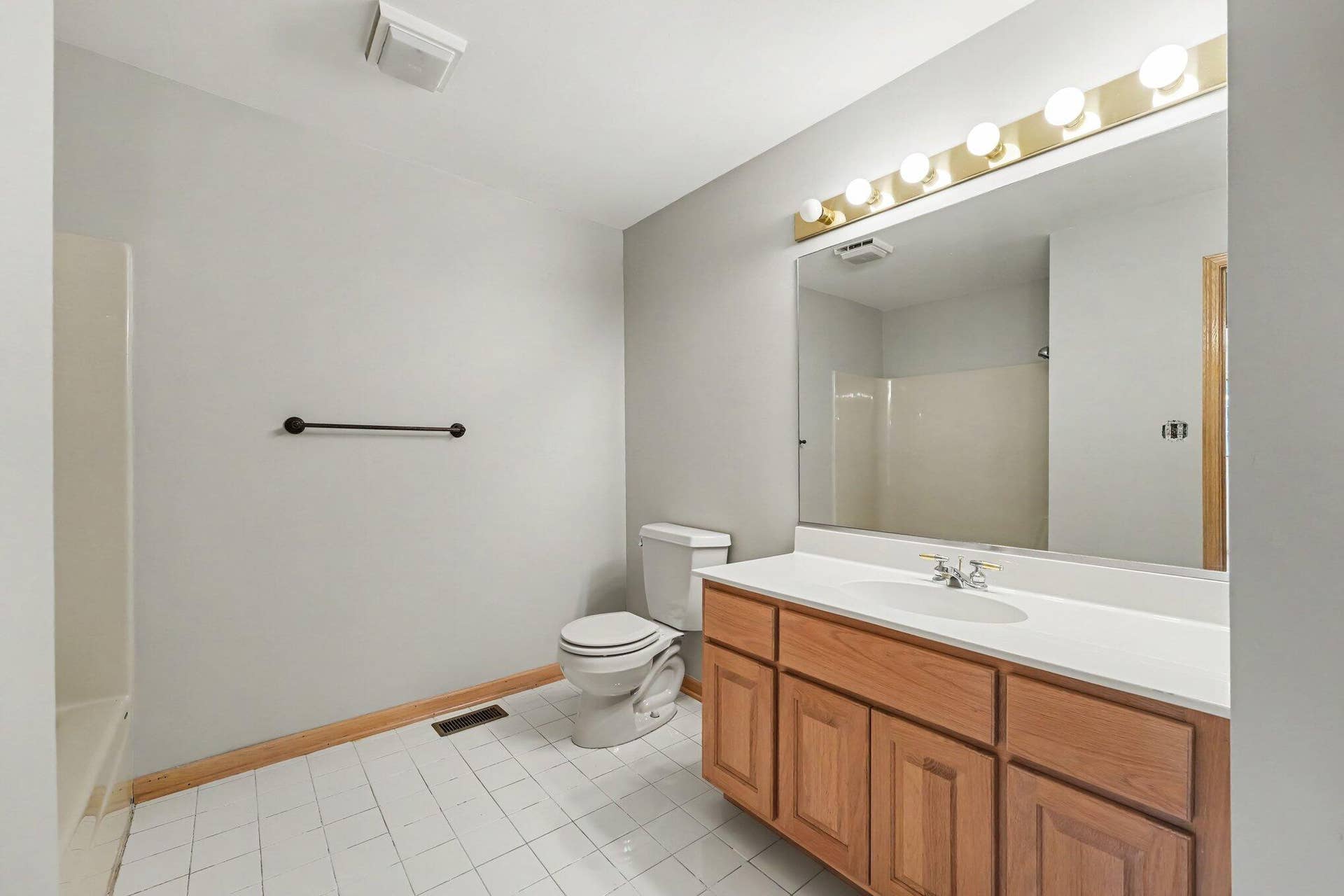 Upper level full bathroom