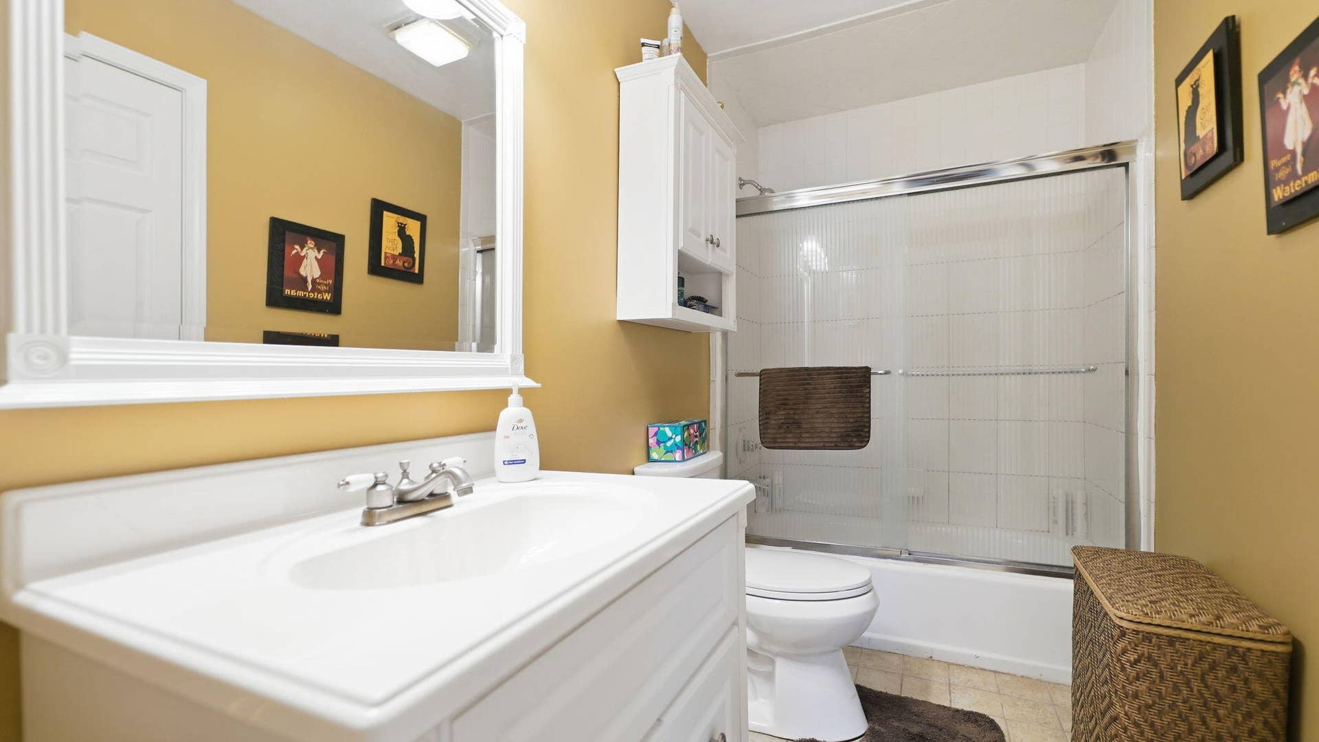 6579 86th Avenue, Crown Point, IN 46307 Upper Level Hall Bathroom