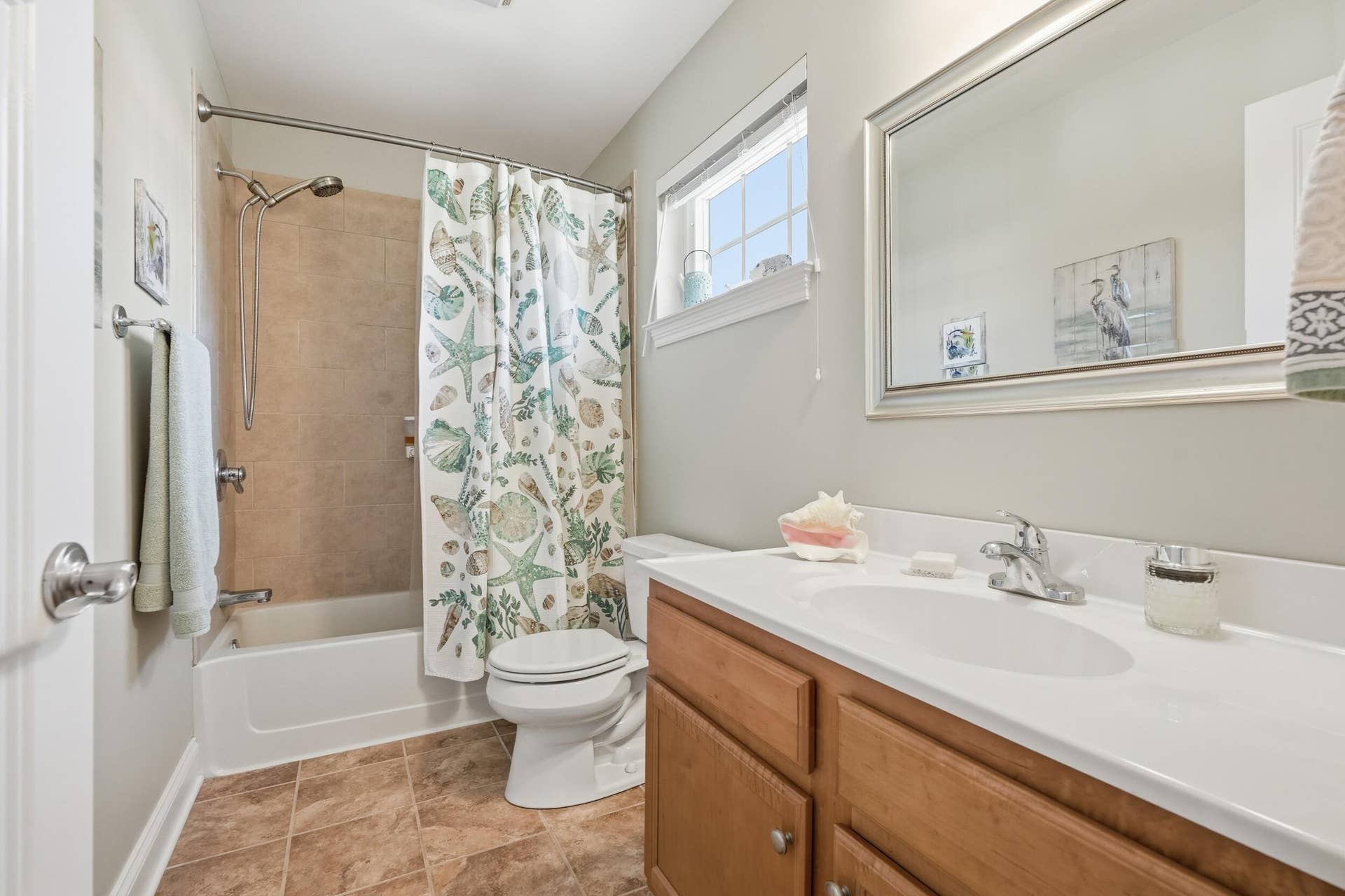 27 upstair hall bath