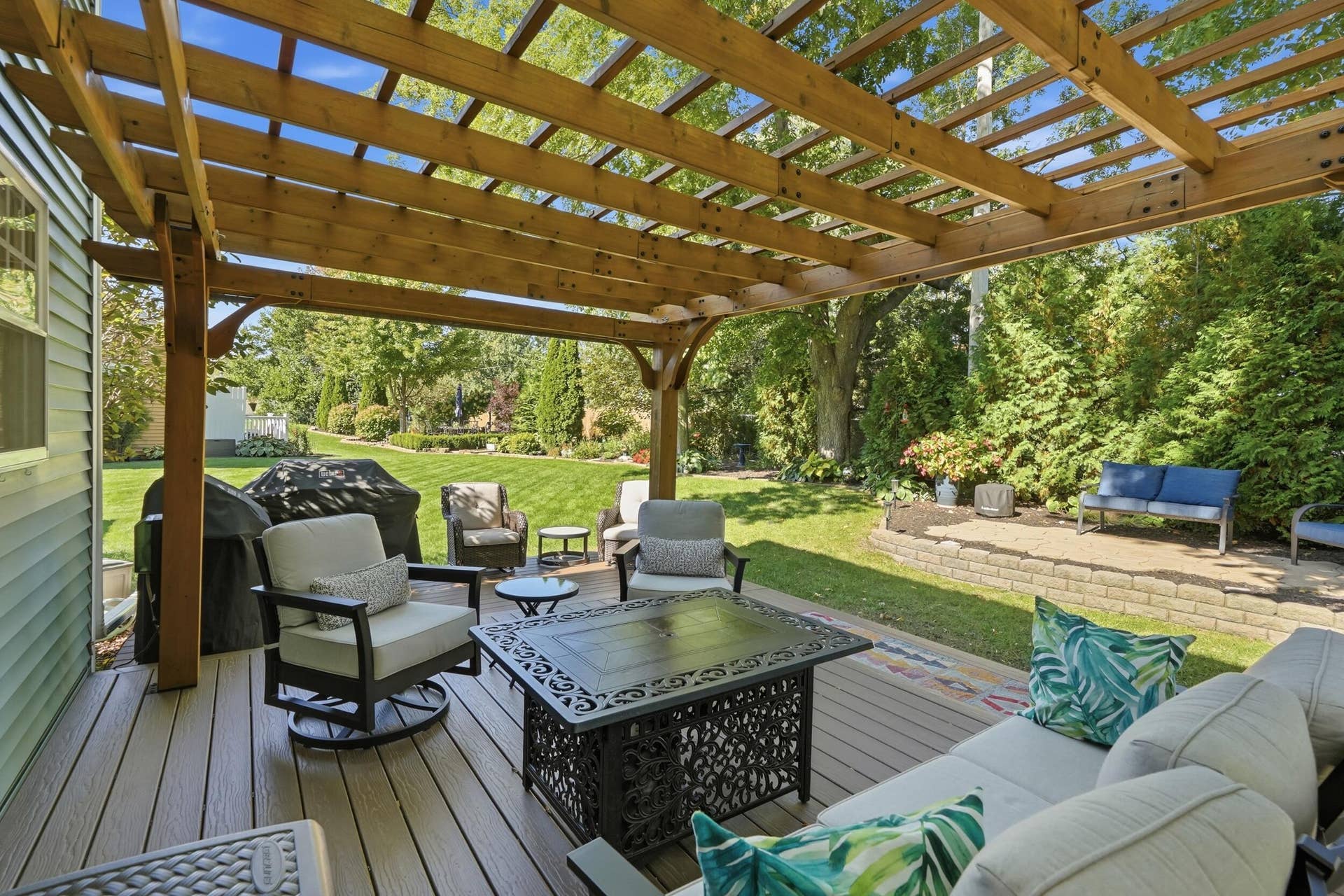33 deck with pergola