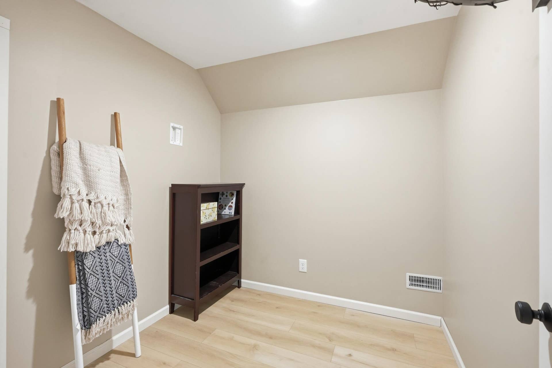 6481 Range Road, North Judson, IN 46366 dsc04386