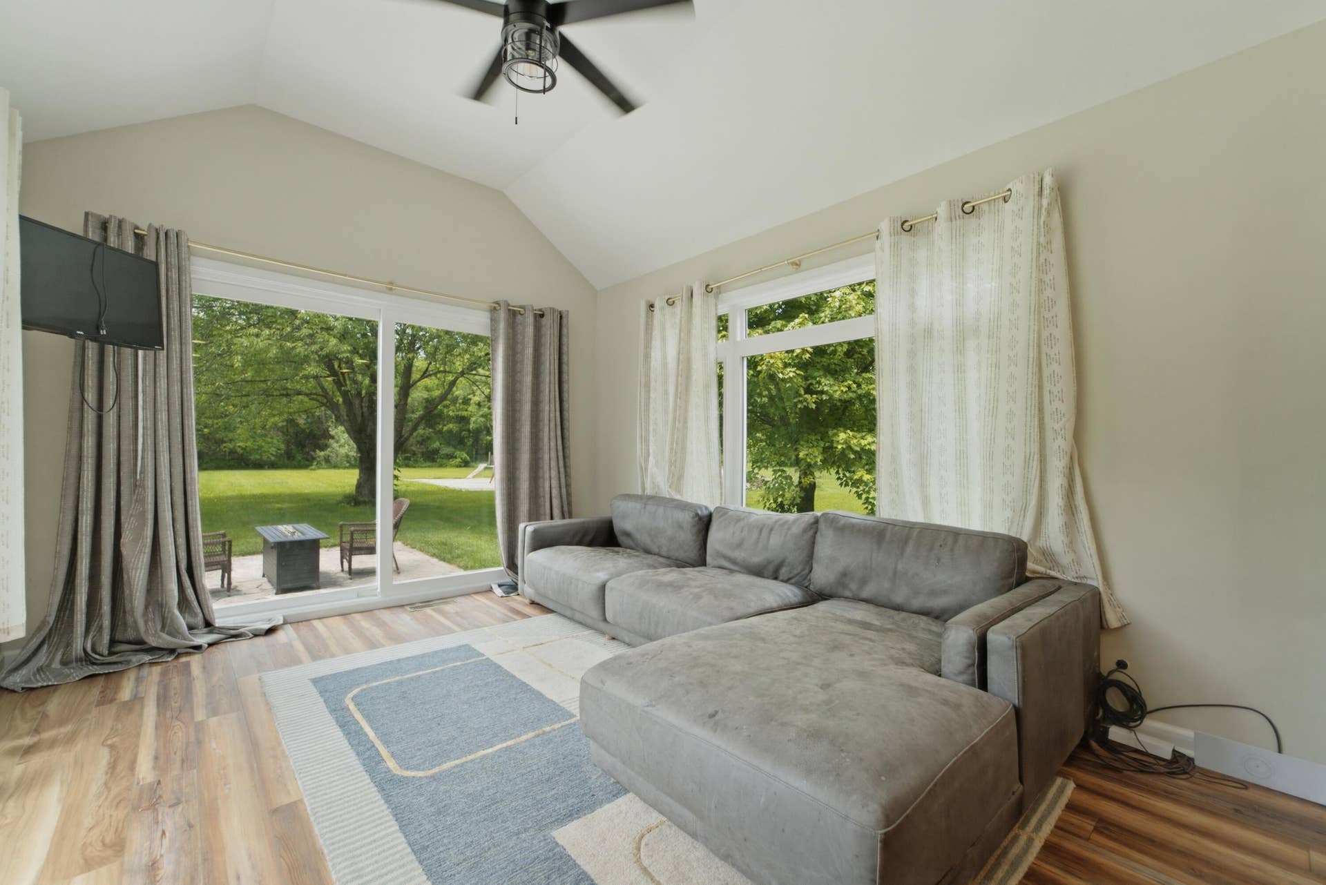 10852 E 100, Wheatfield, IN 46392 Family room