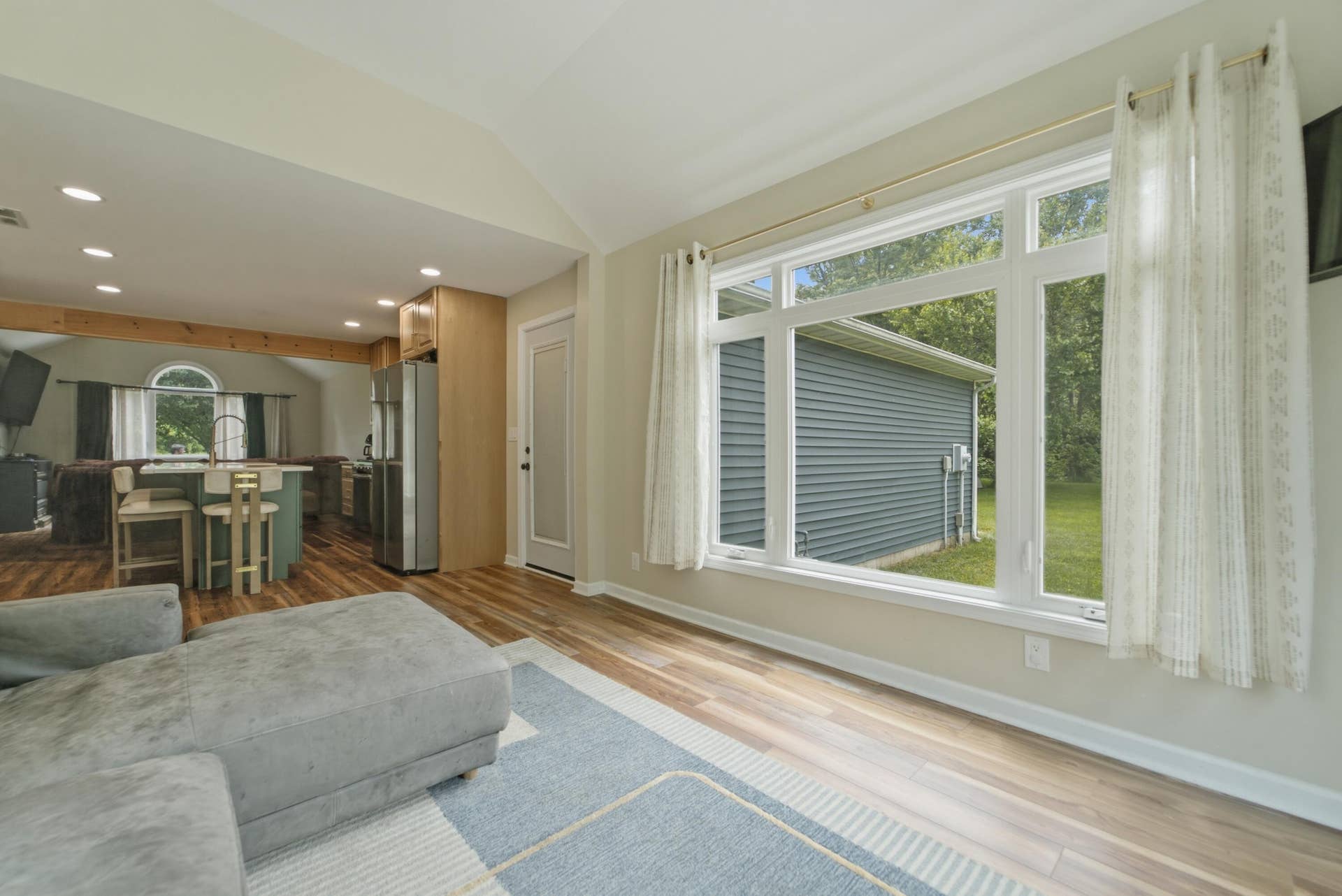 10852 E 100, Wheatfield, IN 46392 Family room