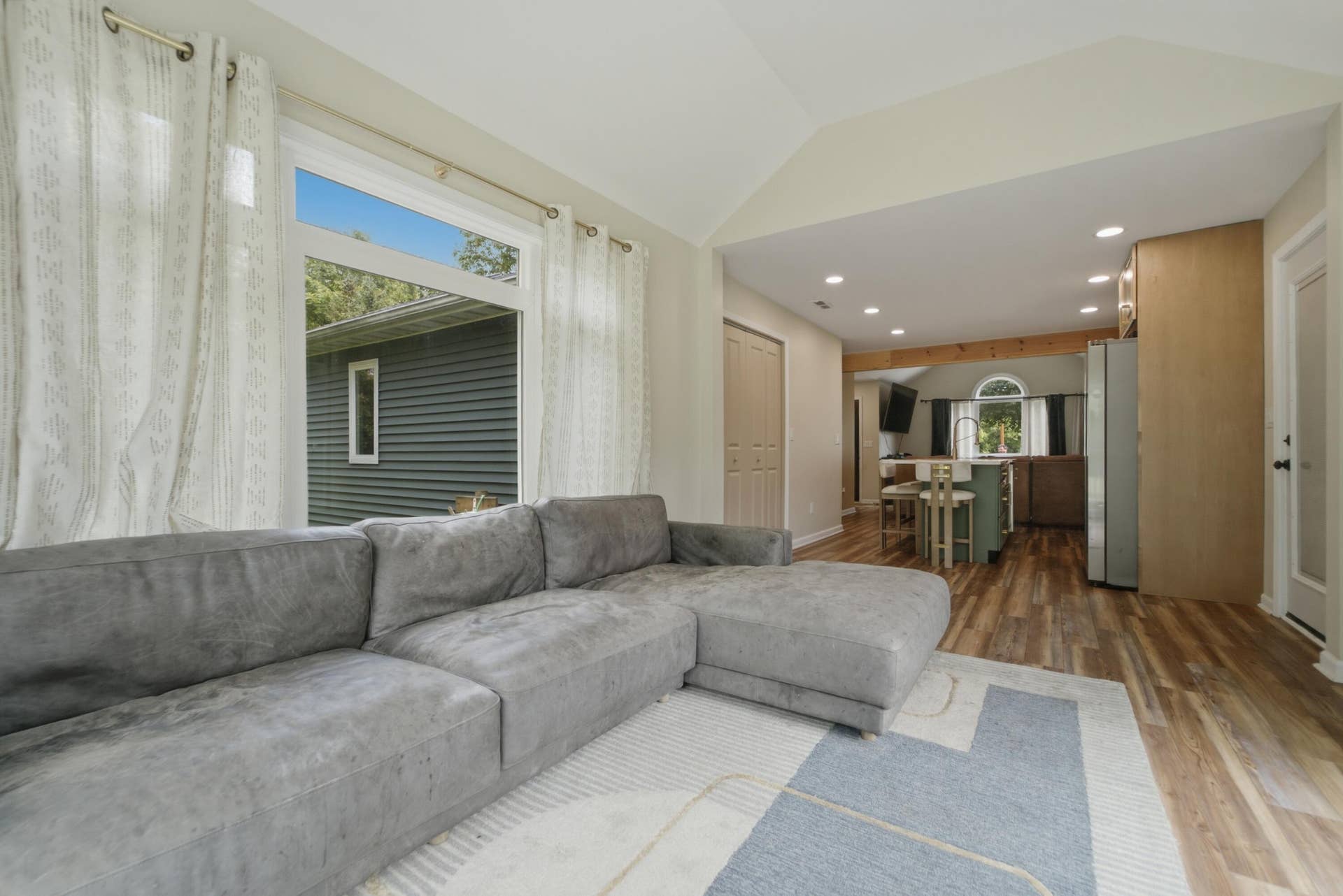 10852 E 100, Wheatfield, IN 46392 Family room