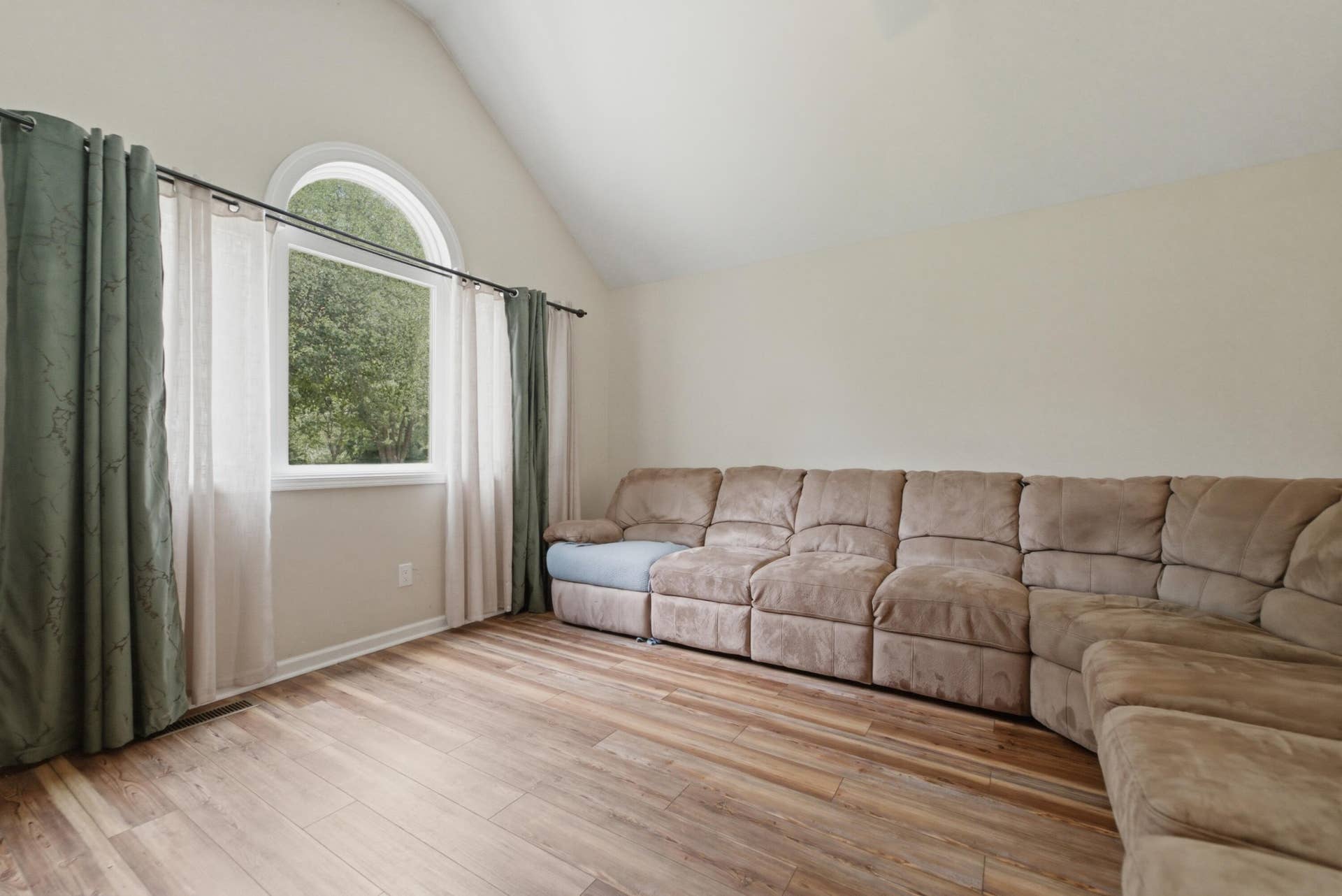 10852 E 100, Wheatfield, IN 46392 Living room