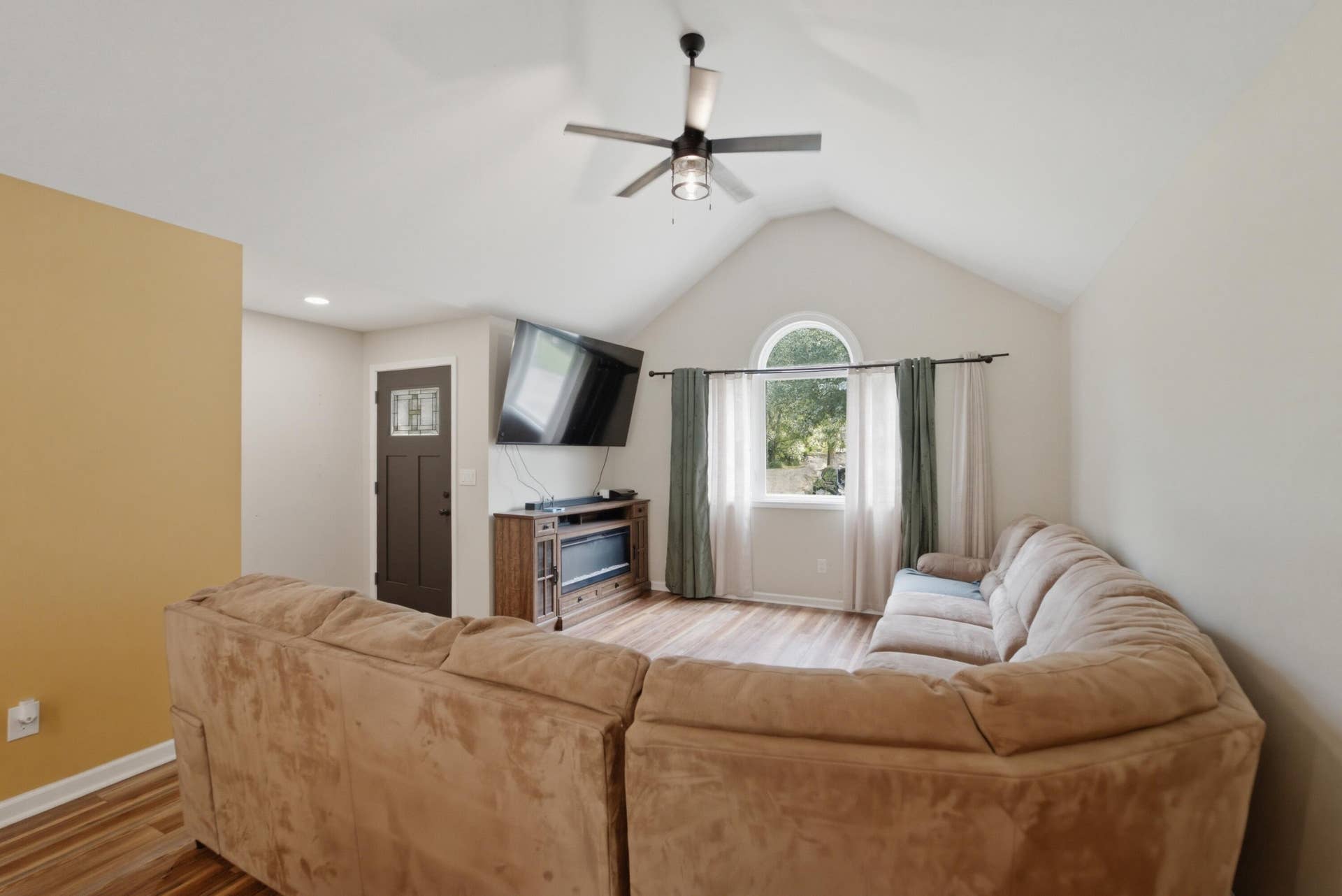 10852 E 100, Wheatfield, IN 46392 Living Room