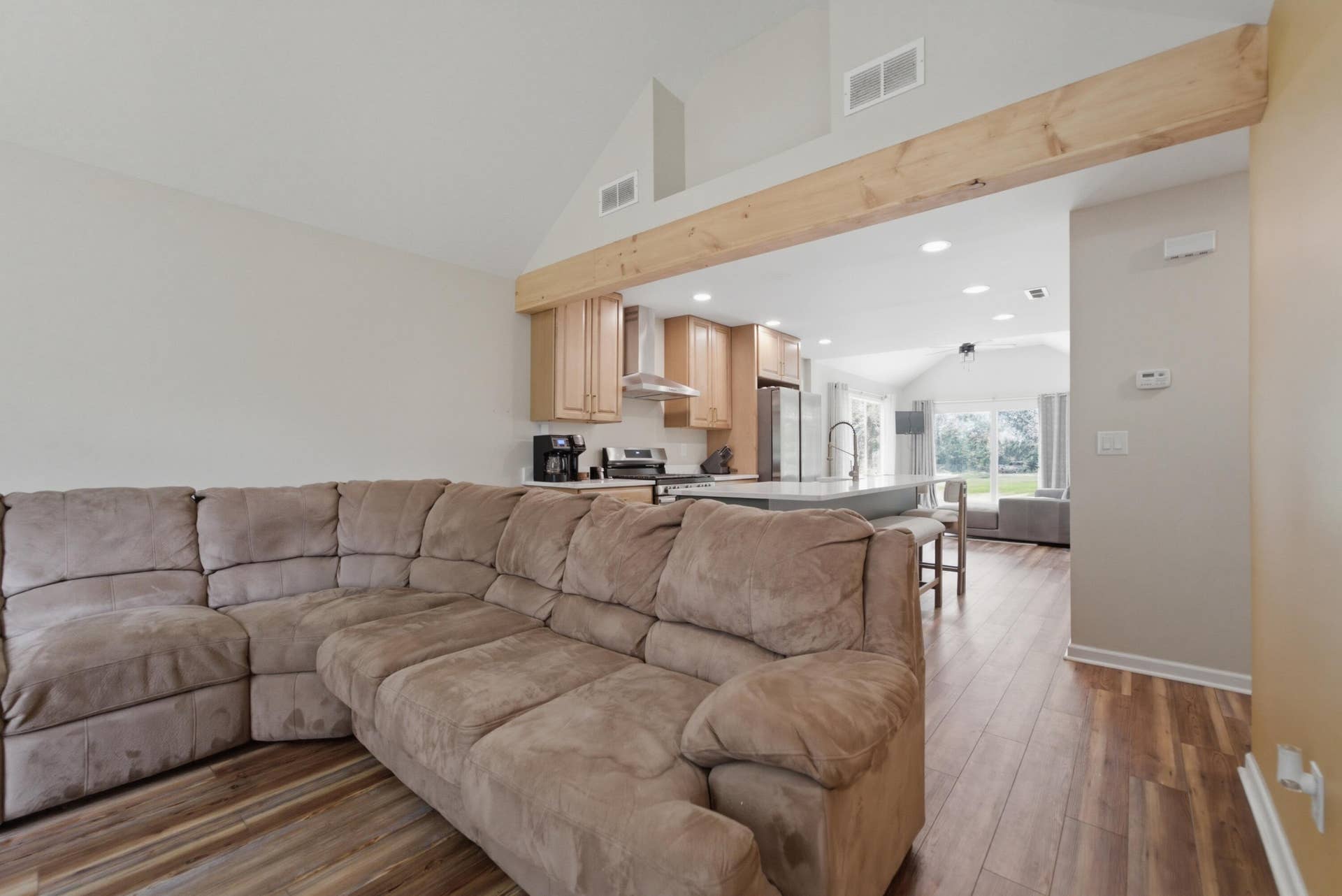 10852 E 100, Wheatfield, IN 46392 living room