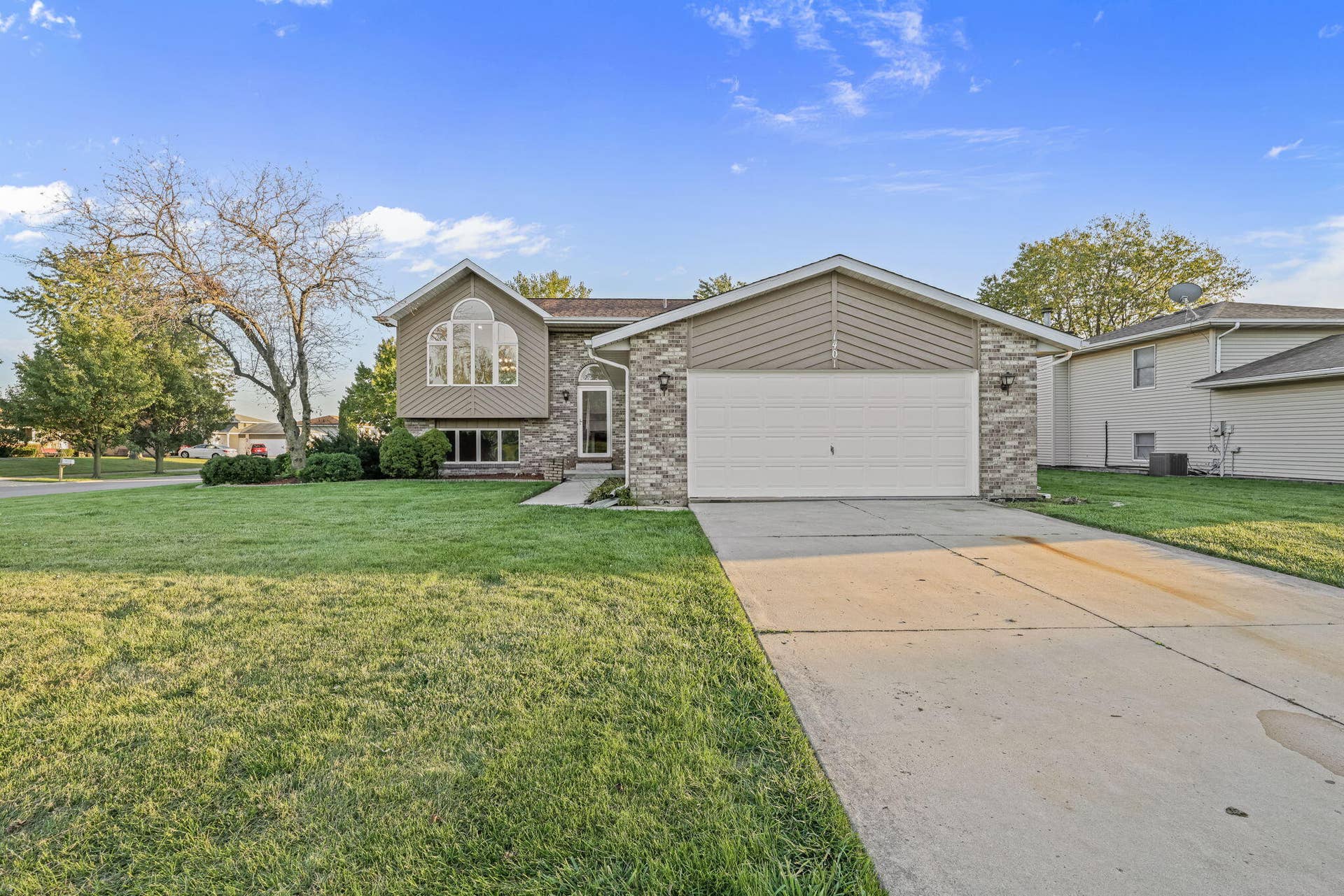 3-web-or-mls-1401-w-97th-pl
