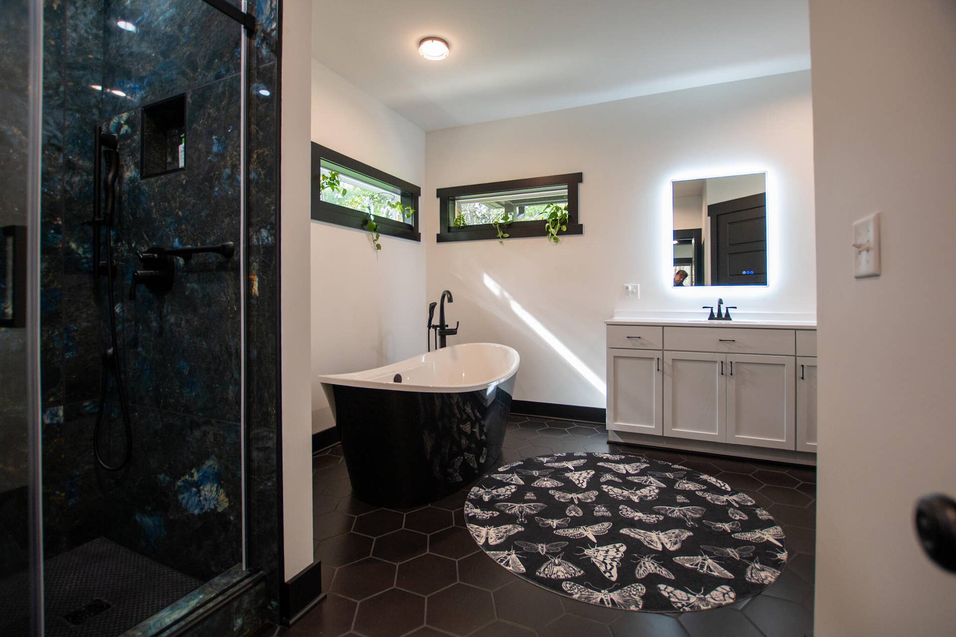 6400 Grand Boulevard, Hobart, IN 46342 Primary Bedroom Bathroom