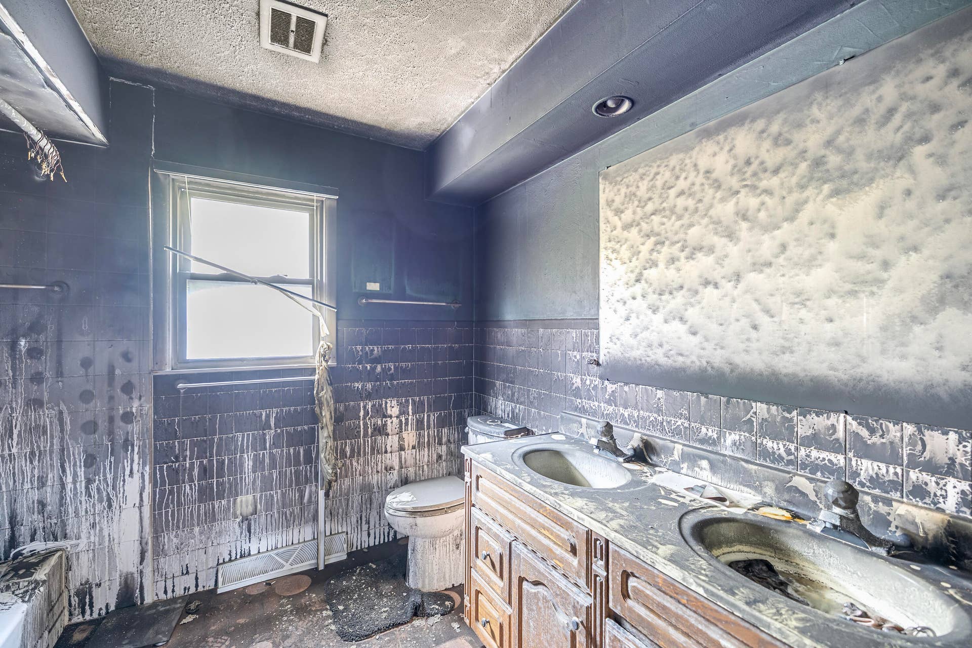 4931 Hillcrest Street, Michigan City, IN 46360 Full bathroom