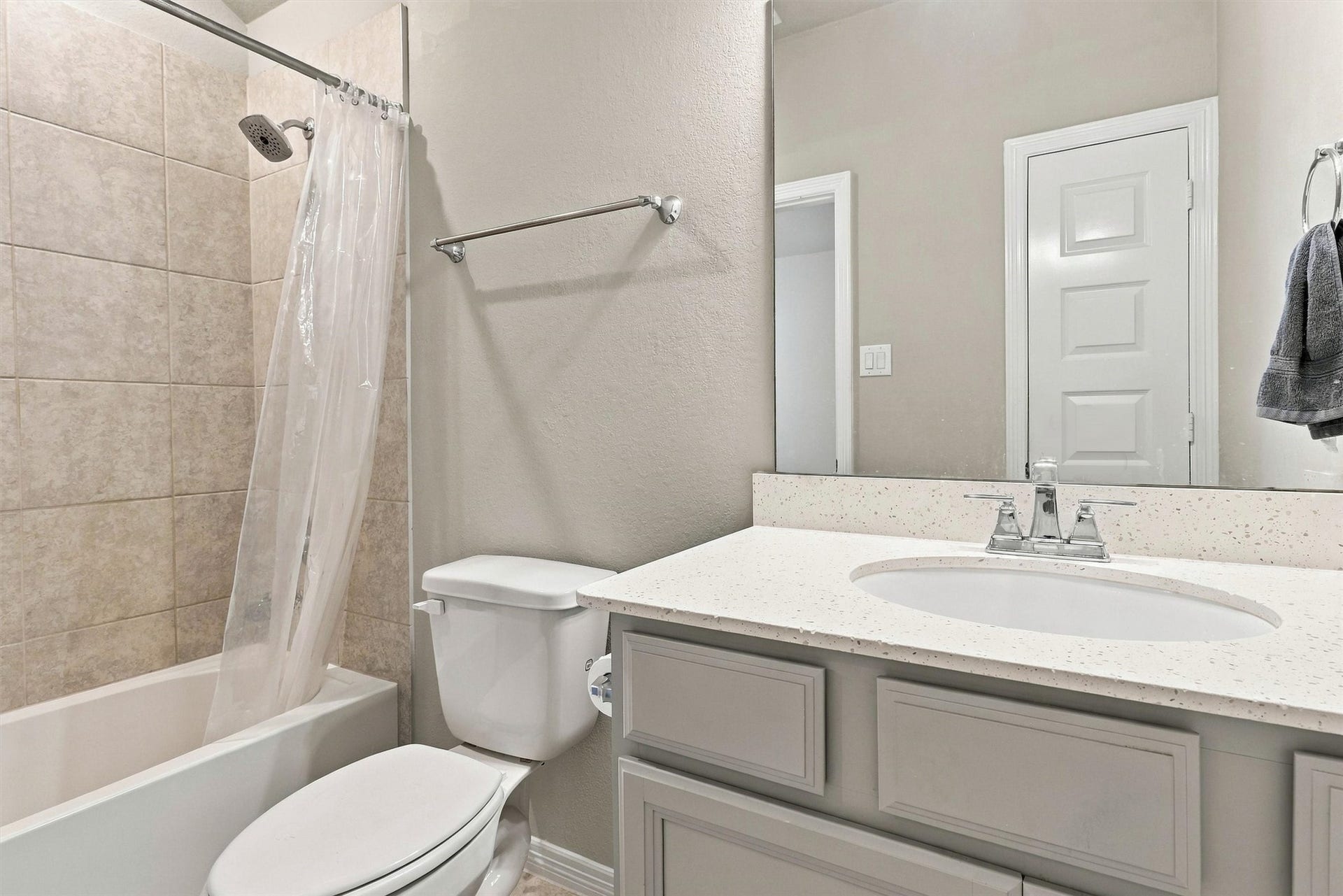 1638 Rosedale Drive, Missouri City, TX 77459 Upstairs full bath