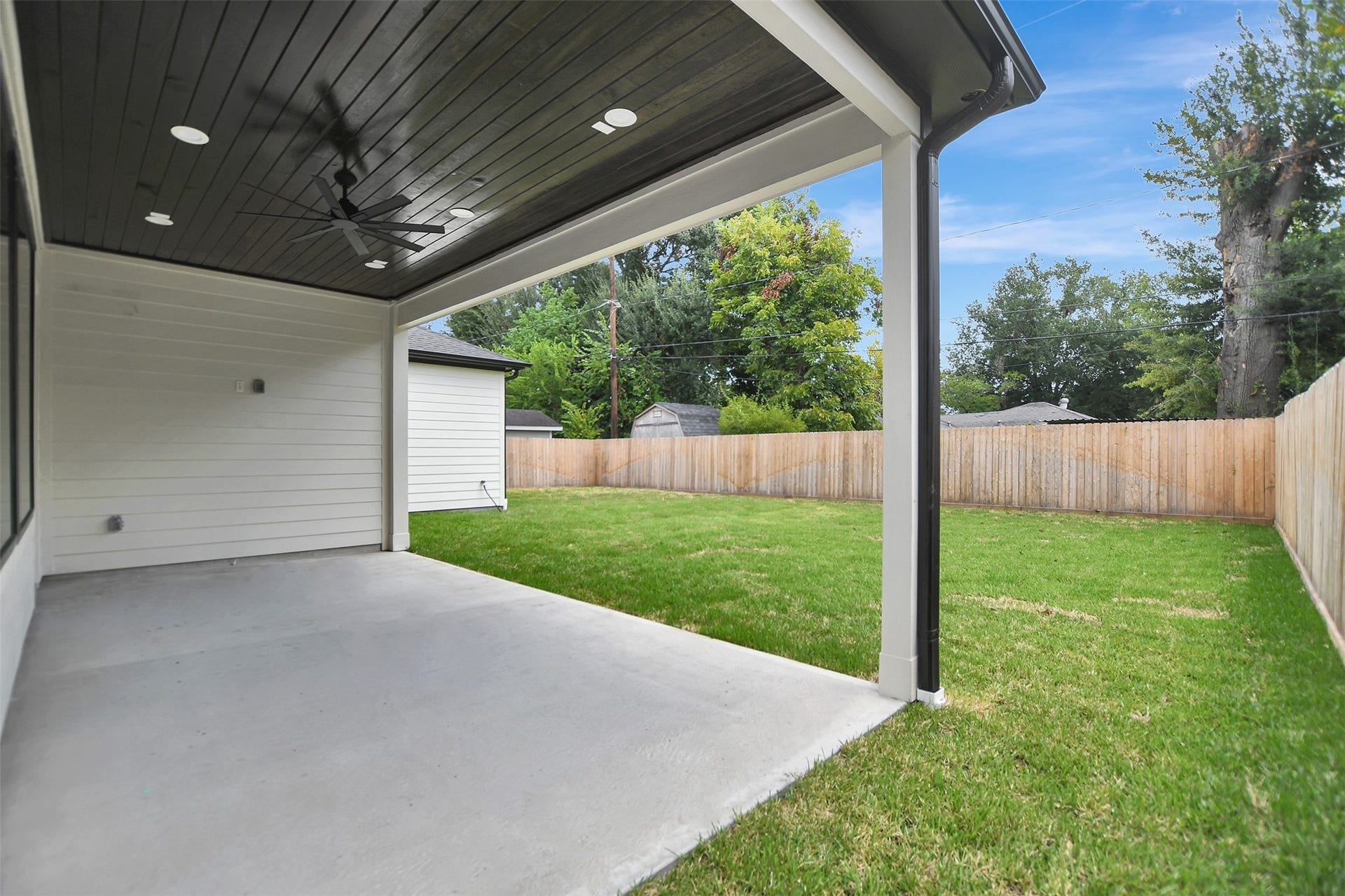 1946 Pech Road, Houston, TX 77055 COVERED PATIO WITH STAINED WOOD CEILING