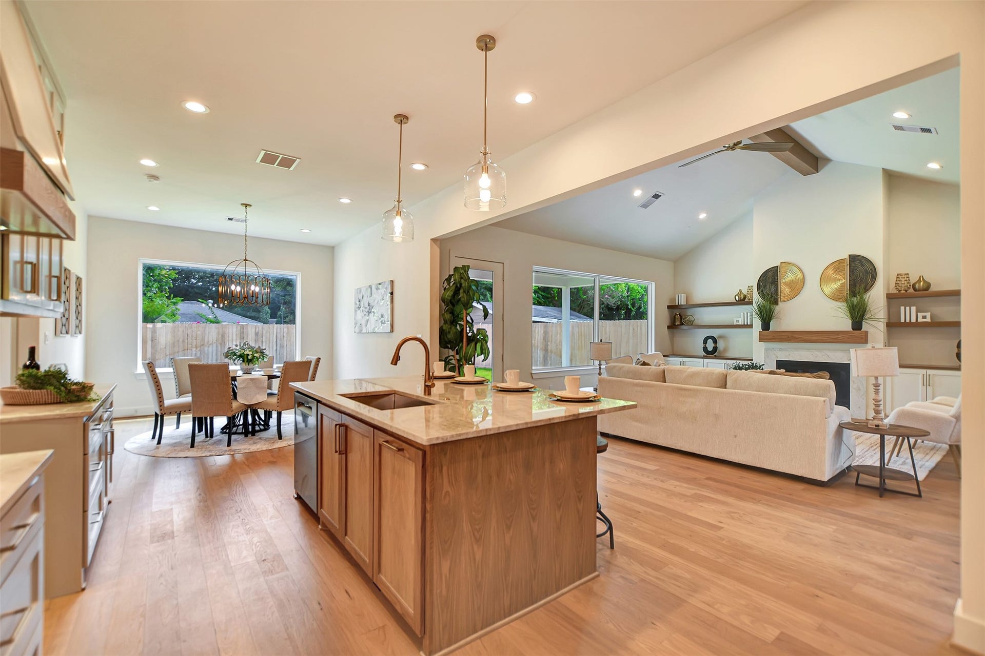 1946 Pech Road, Houston, TX 77055 1946 Pech Road, Houston, TX 77055