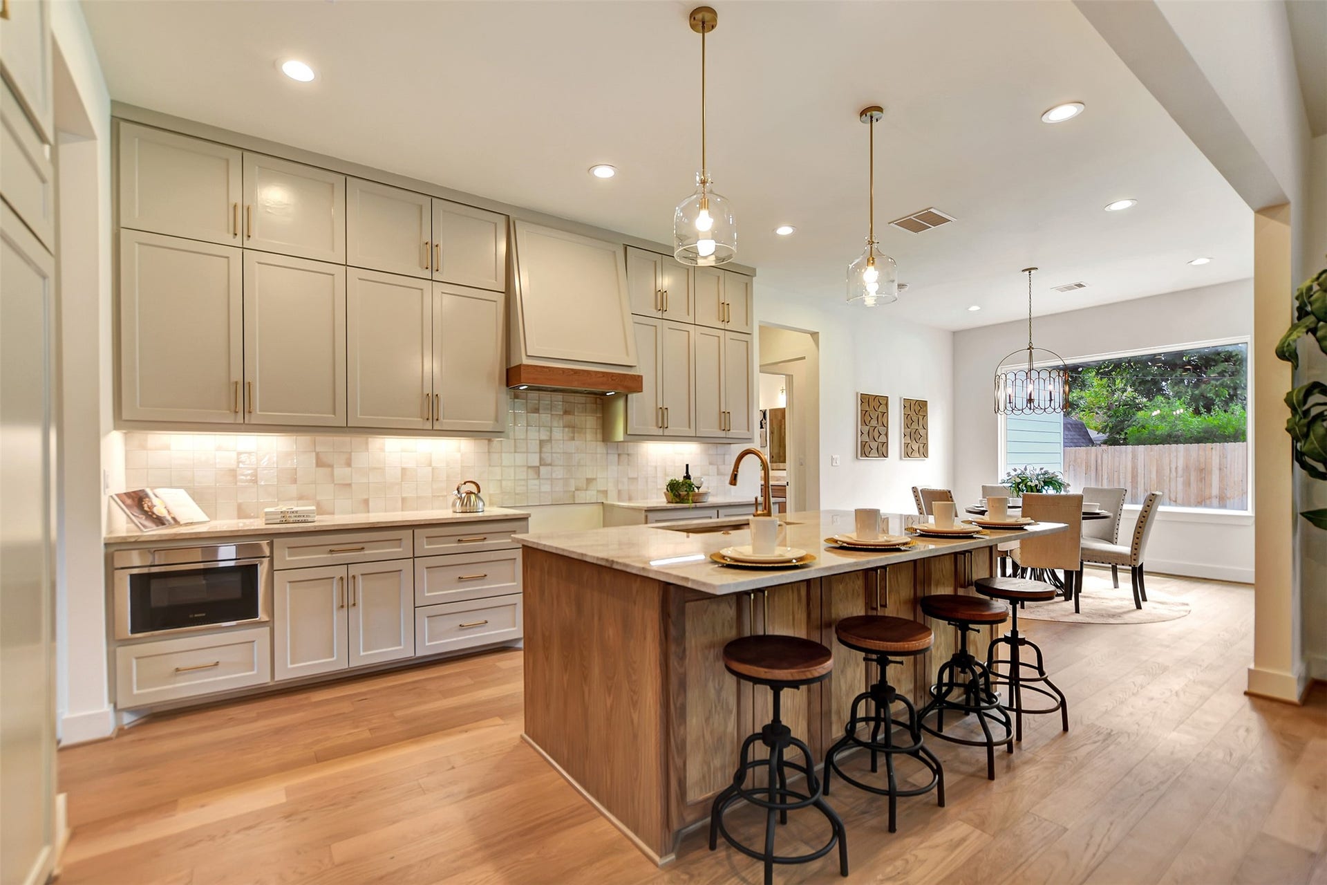 1946 Pech Road, Houston, TX 77055 1946 Pech Road, Houston, TX 77055