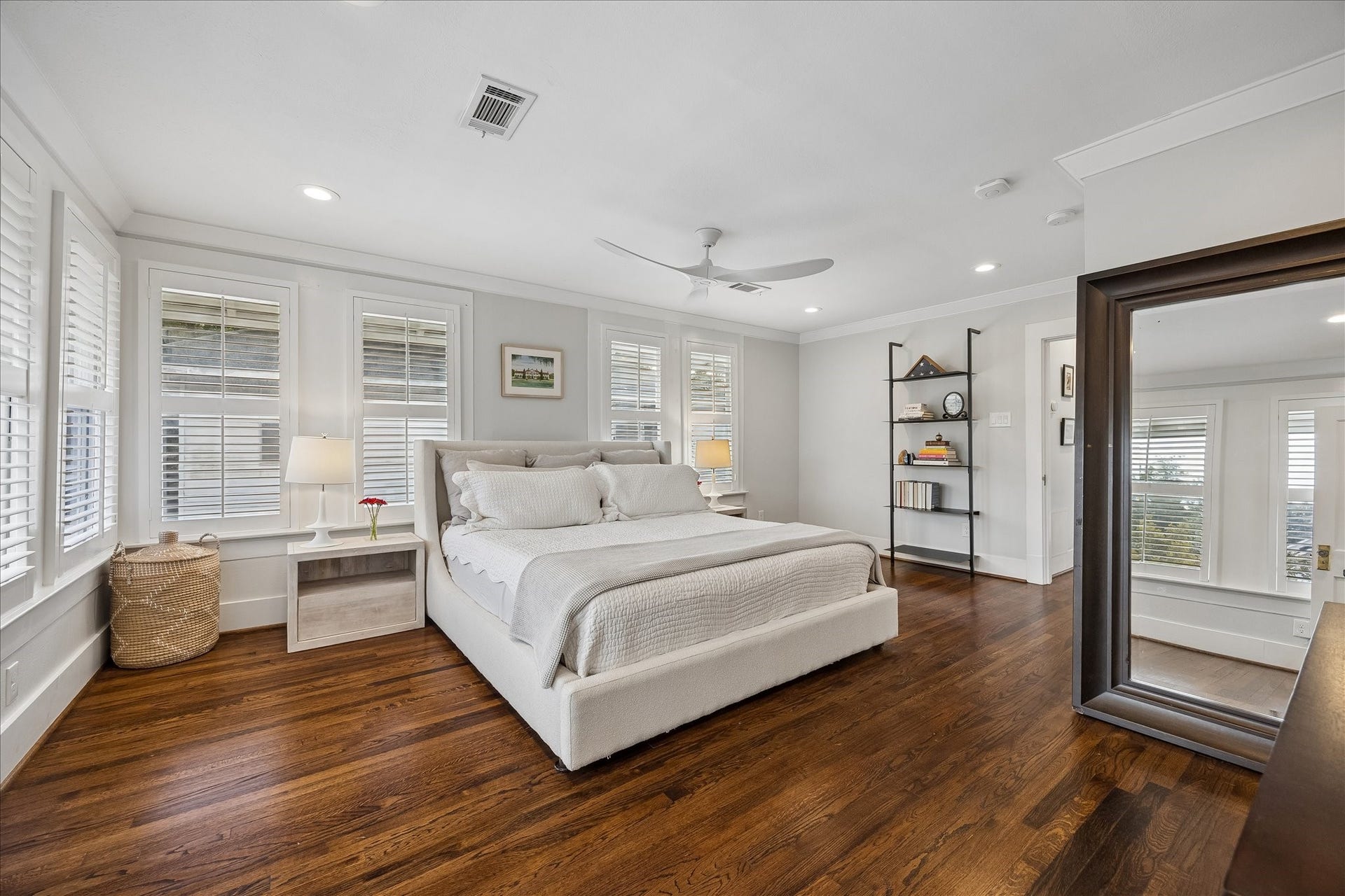 1221 Columbia Street, Houston, TX 77008 All bedrooms in this property are on the second floor, with the quite large primary suite sitting at the front of the home. In addition to the Virtual Comfort lighting, the sellers also upgraded the ceiling fans.