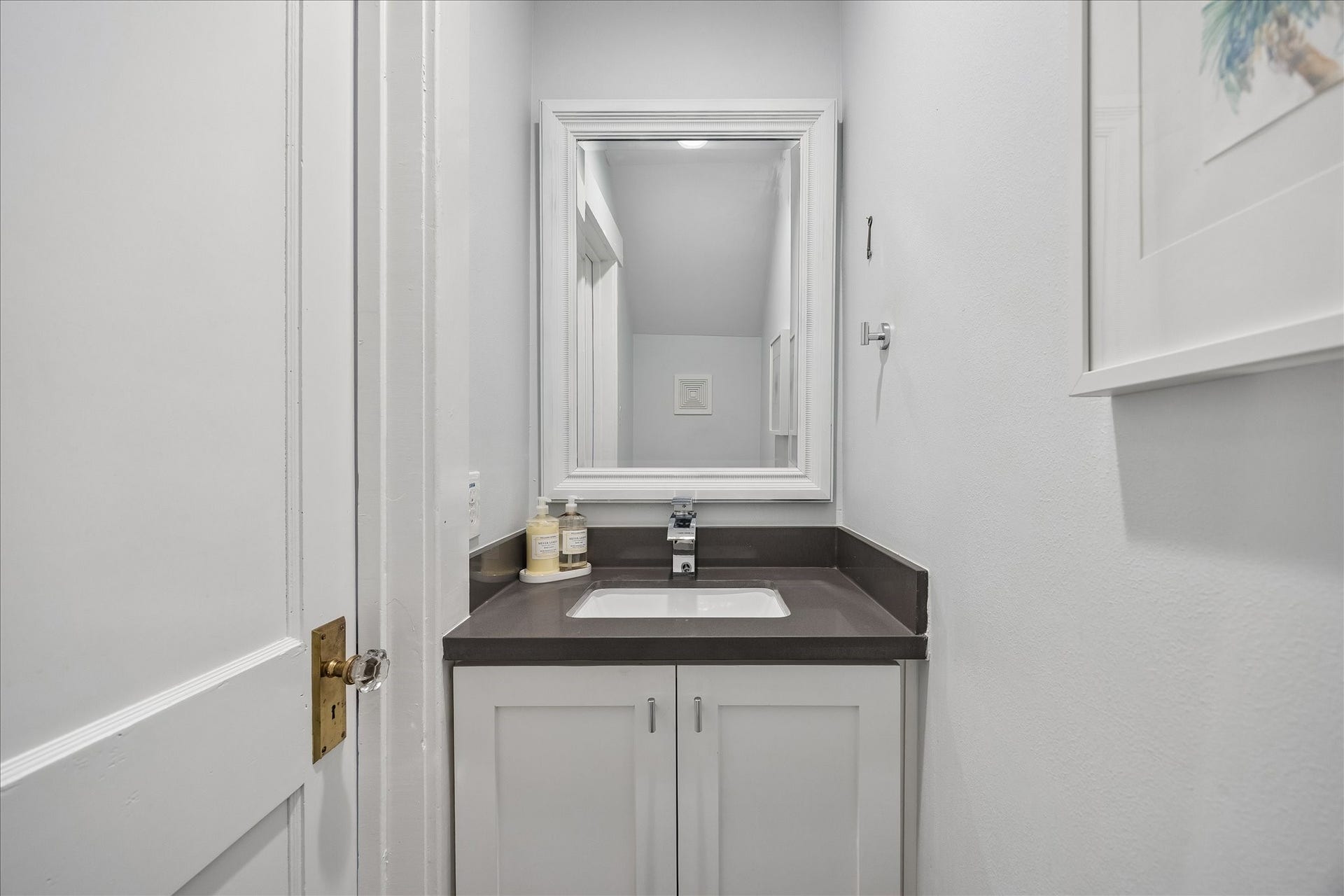1221 Columbia Street, Houston, TX 77008 Lastly on the first floor is a darling half bath located off the front entry hall.