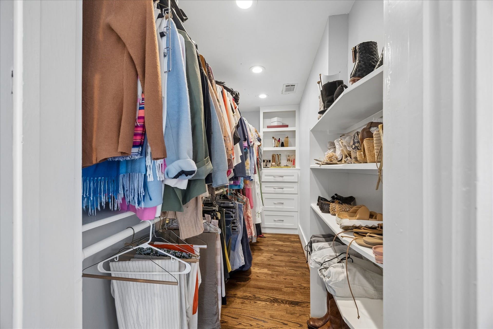 1221 Columbia Street, Houston, TX 77008 The primary suite's walk-in closet is the final fabulous touch, with hanging, shelf and drawer space.