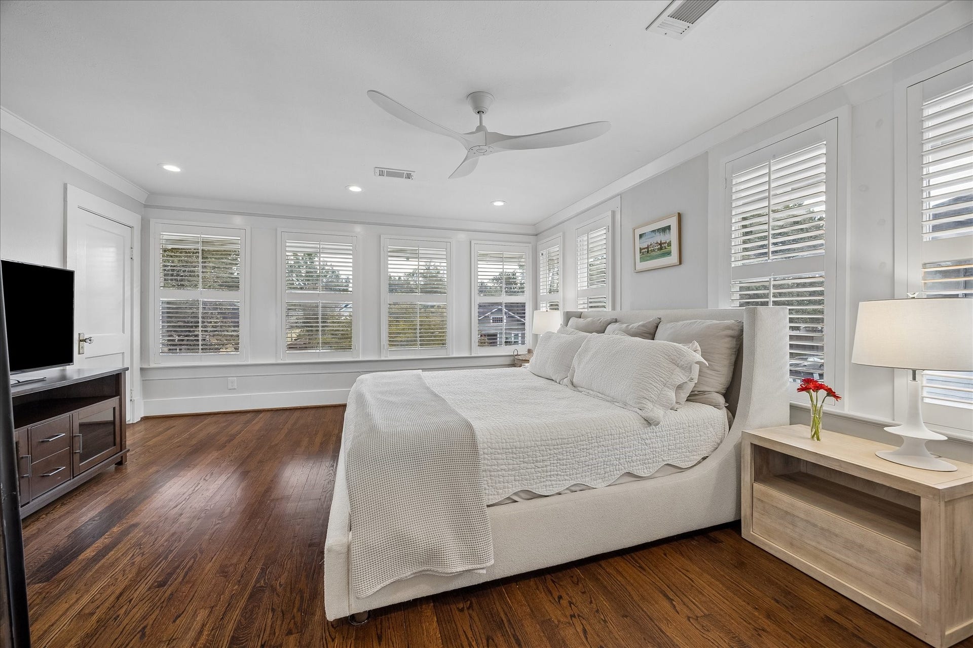 1221 Columbia Street, Houston, TX 77008 There is so much space and light here, along with custom plantation shutters. The door to the back left is the bathroom.
