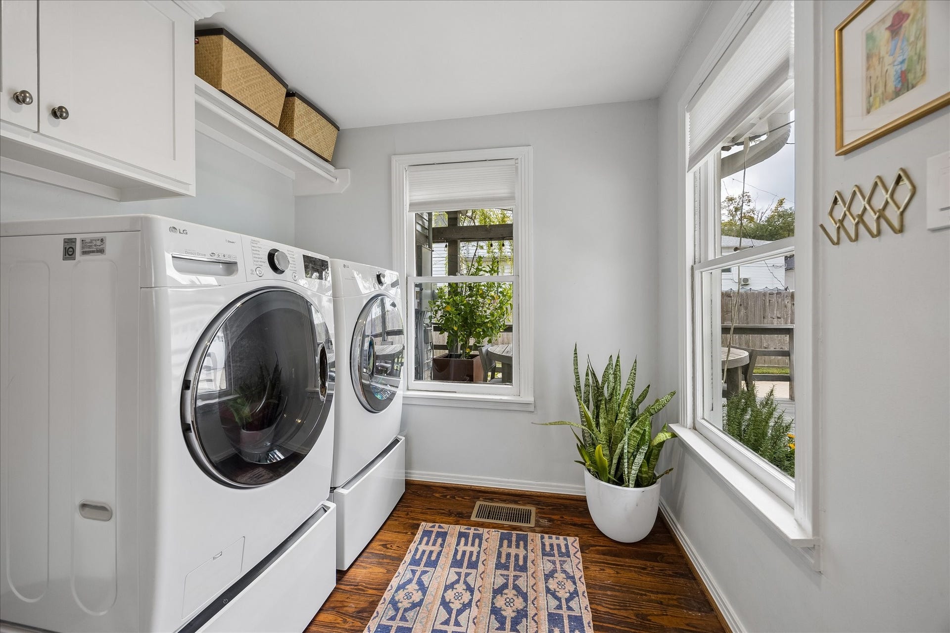 1221 Columbia Street, Houston, TX 77008 The utility space very comfortably fits a side-by-side washer/dryer set on pedestals and includes a hanging bar.