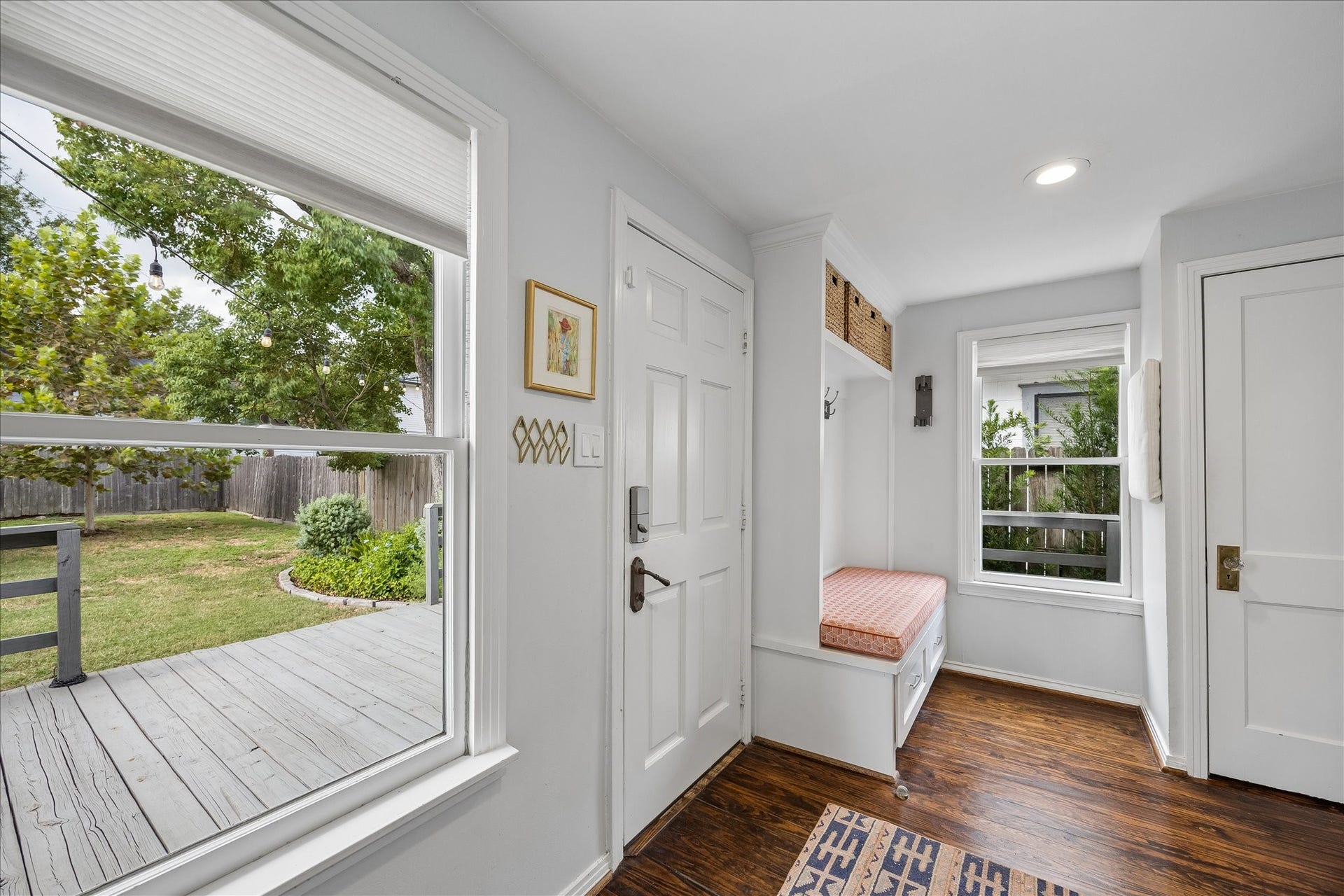 1221 Columbia Street, Houston, TX 77008 Opposite the washer/dryer is the mud room nook including a bench, storage drawers, coat/bag/leash hooks and a closet.