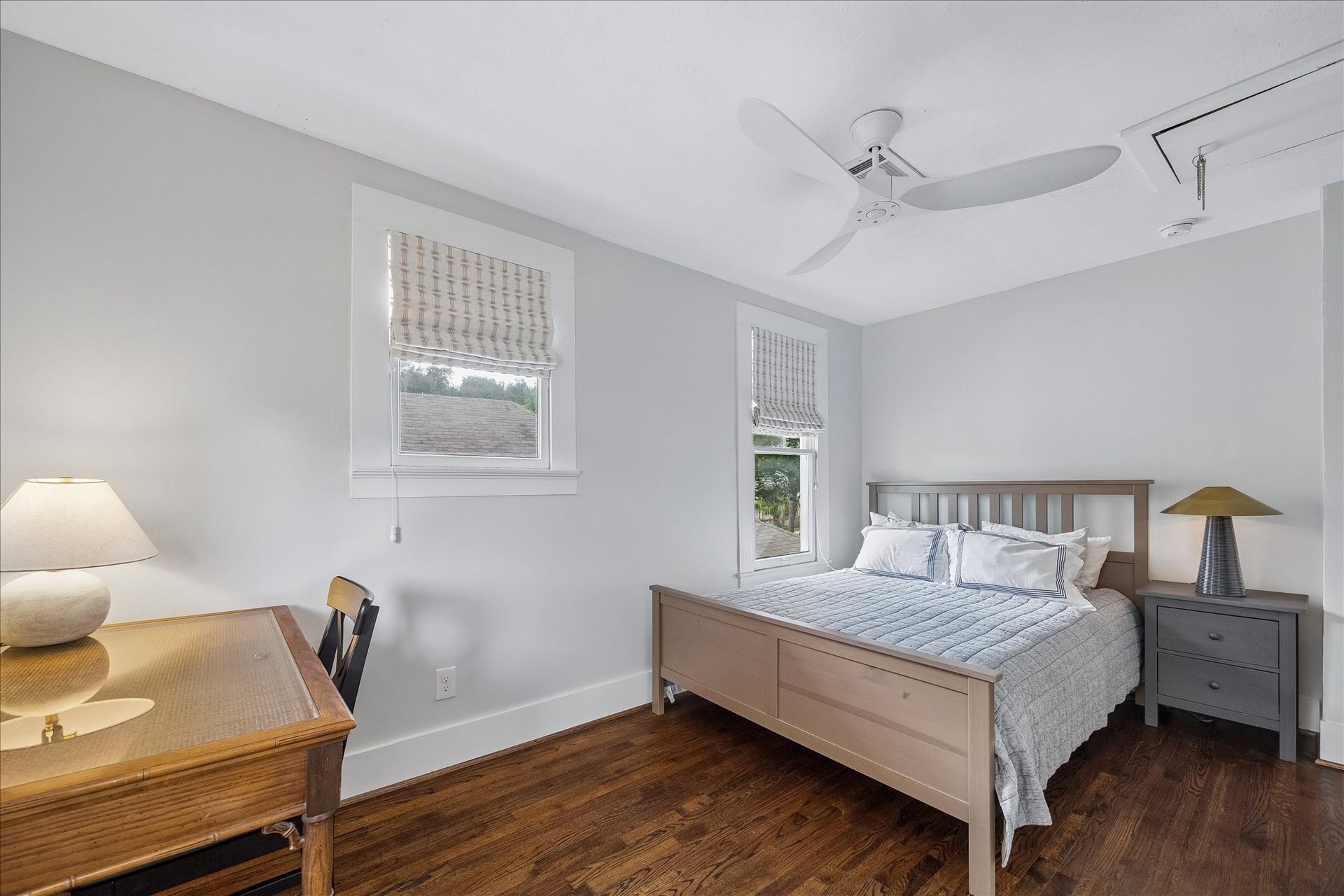 1221 Columbia Street, Houston, TX 77008 Another perspective of the third bedroom better shows the space available for a bed and nightstand.