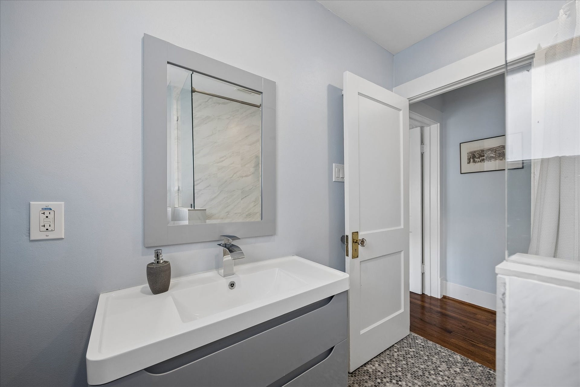 1221 Columbia Street, Houston, TX 77008 As with every other room, the colors are soft, neutral and clean.