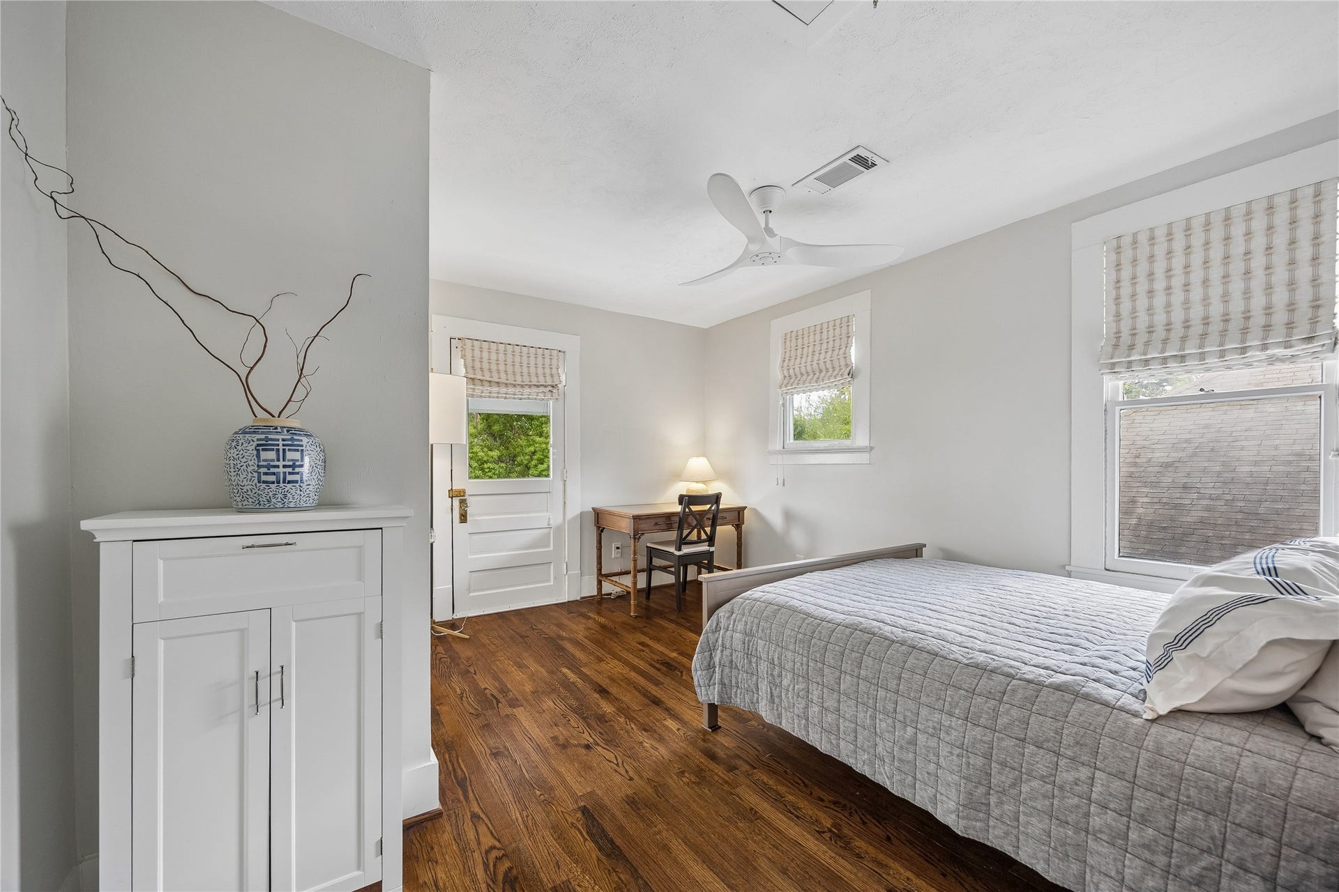 1221 Columbia Street, Houston, TX 77008 The third bedroom accommodates a queen size bed as well as a desk, and also has an ample closet. The door leads to a small deck overlooking the back yard.