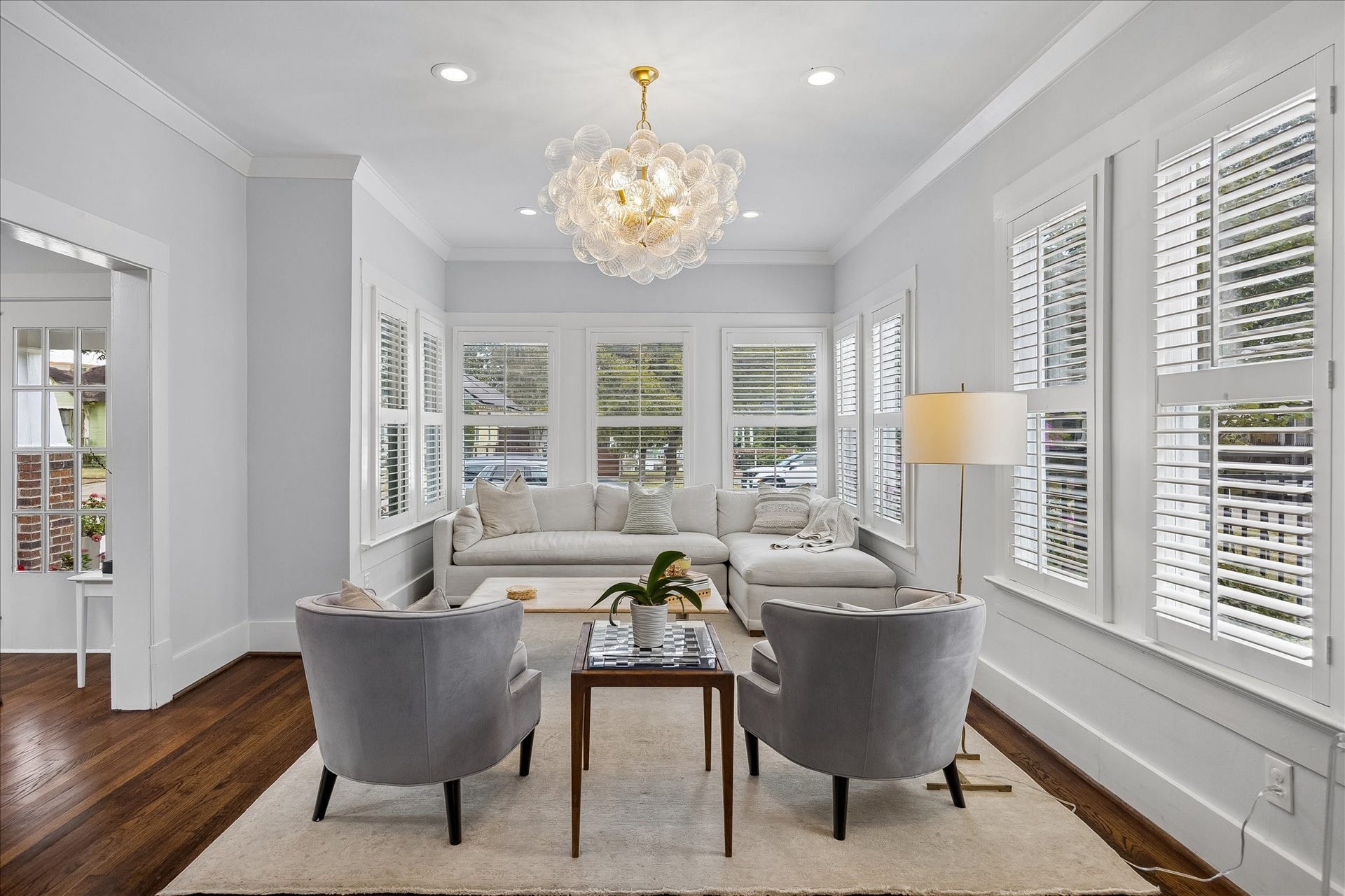 1221 Columbia Street, Houston, TX 77008 The palette of the home throughout is neutral and pristine.